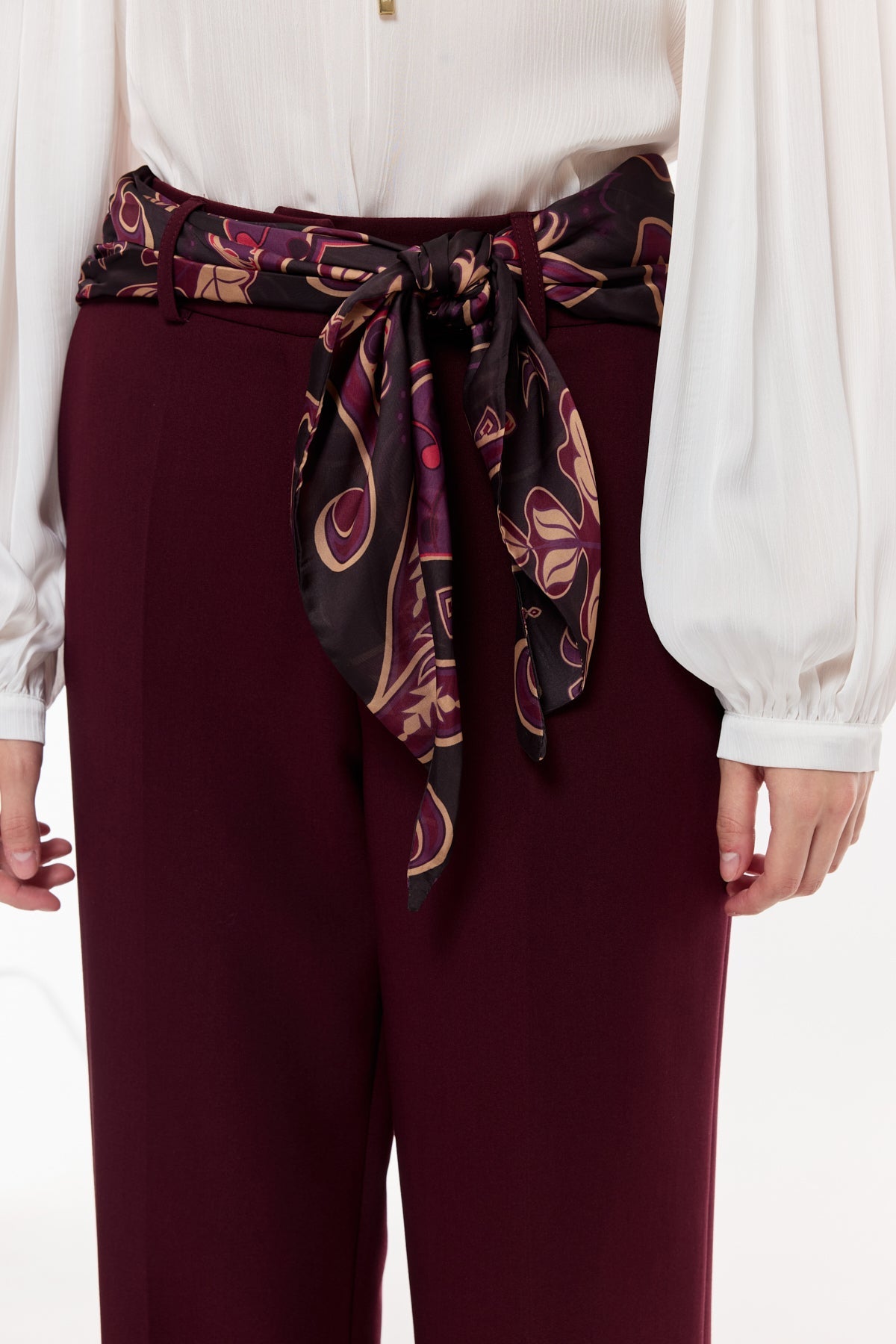 Kuşak Detaylı Dökümlü Pantolon