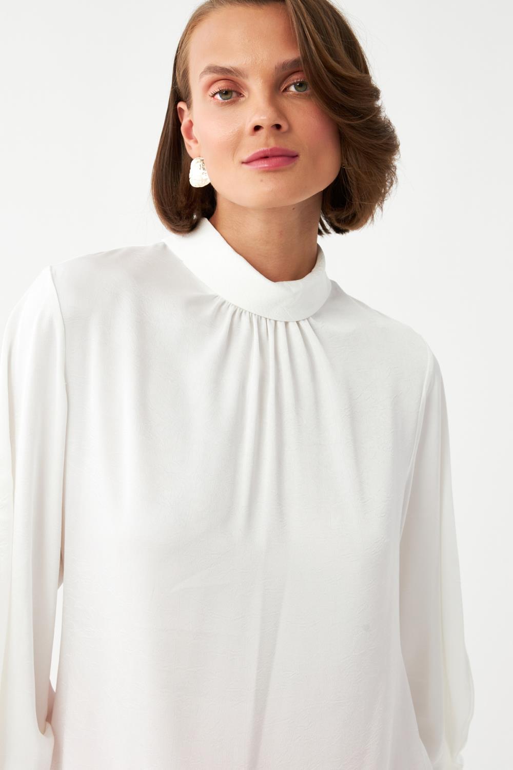 Saten Dokulu Ekru Bluz