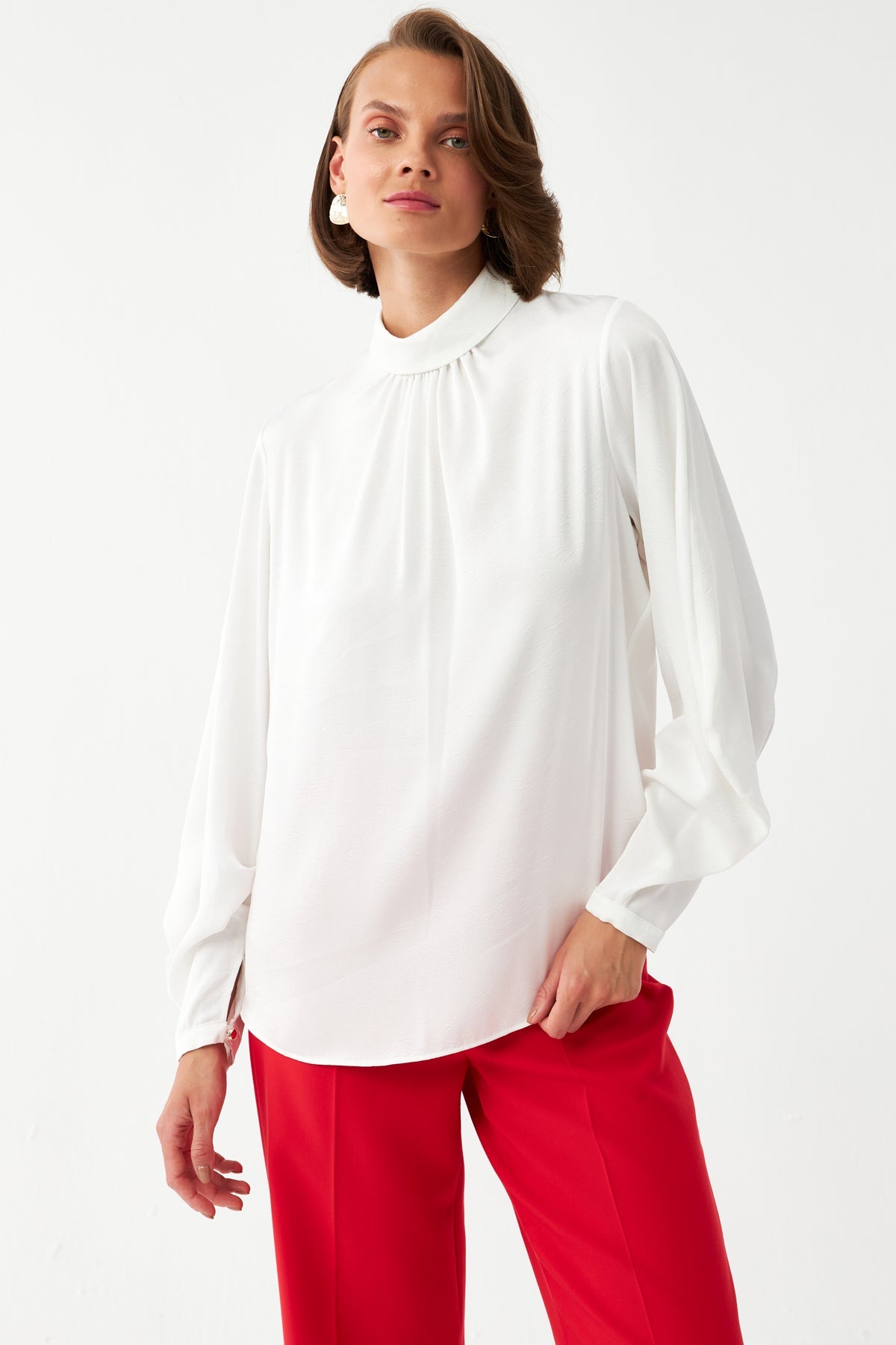 Saten Dokulu Ekru Bluz