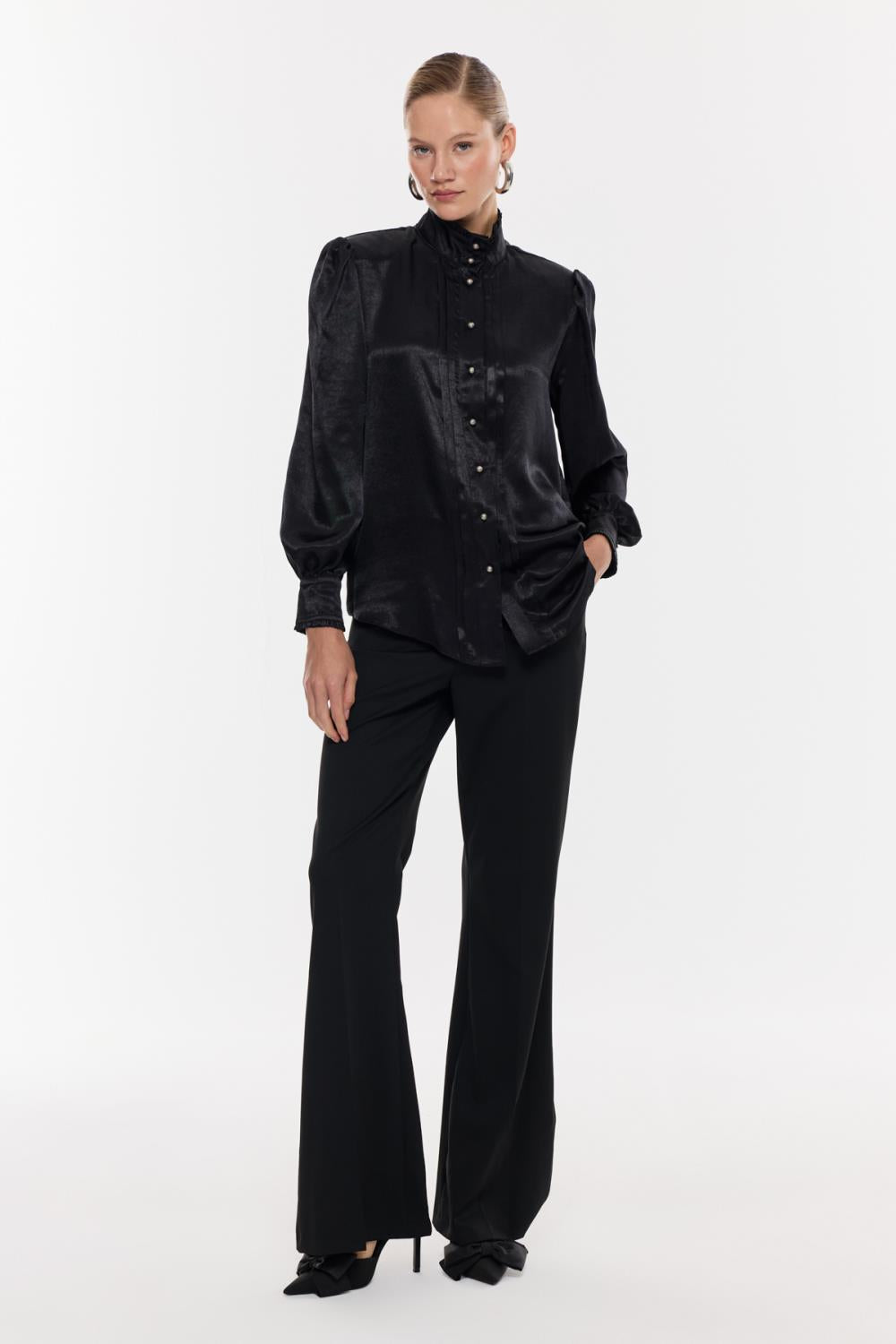 Saten Dokulu Düğme Detaylı Gömlek