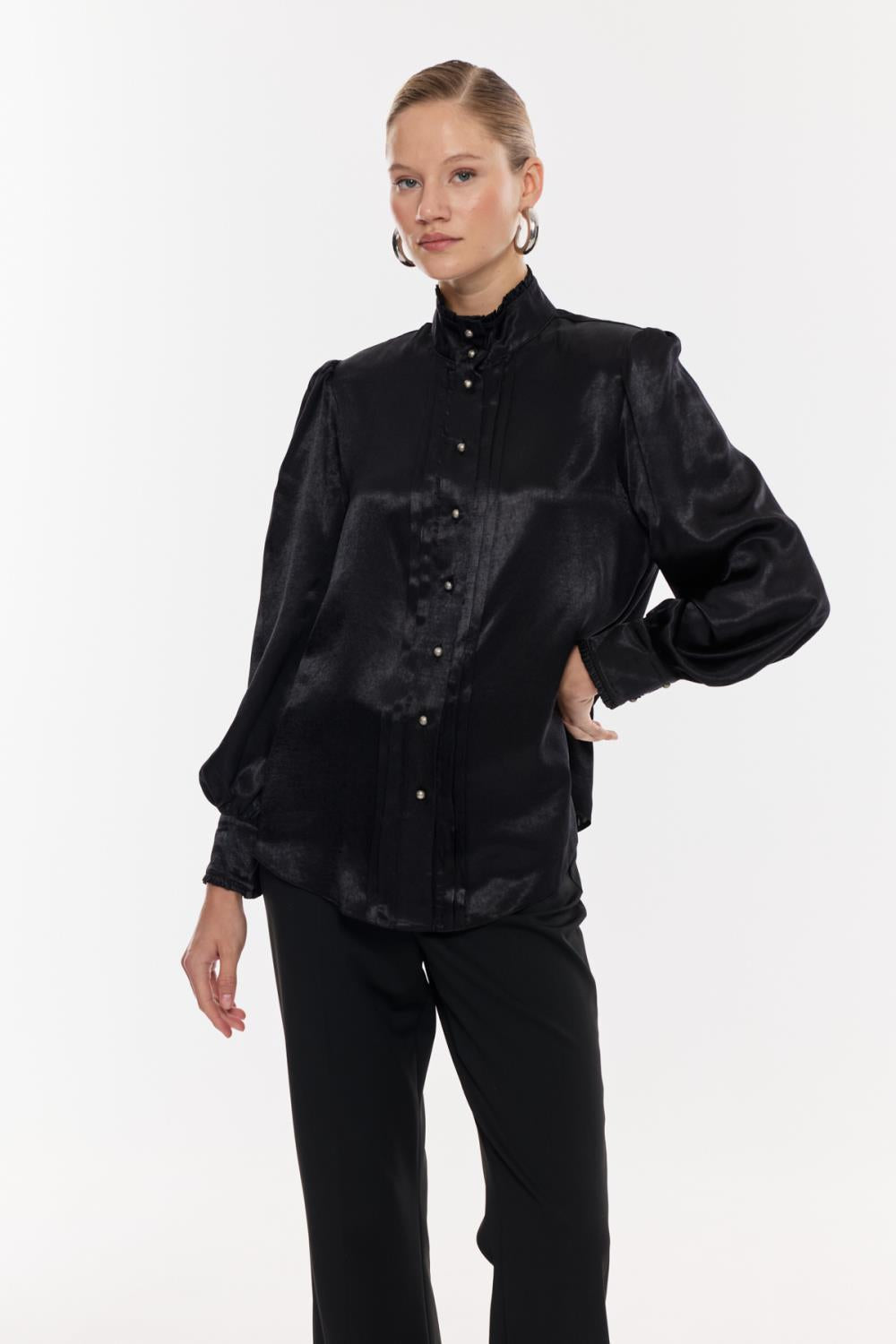 Saten Dokulu Düğme Detaylı Gömlek