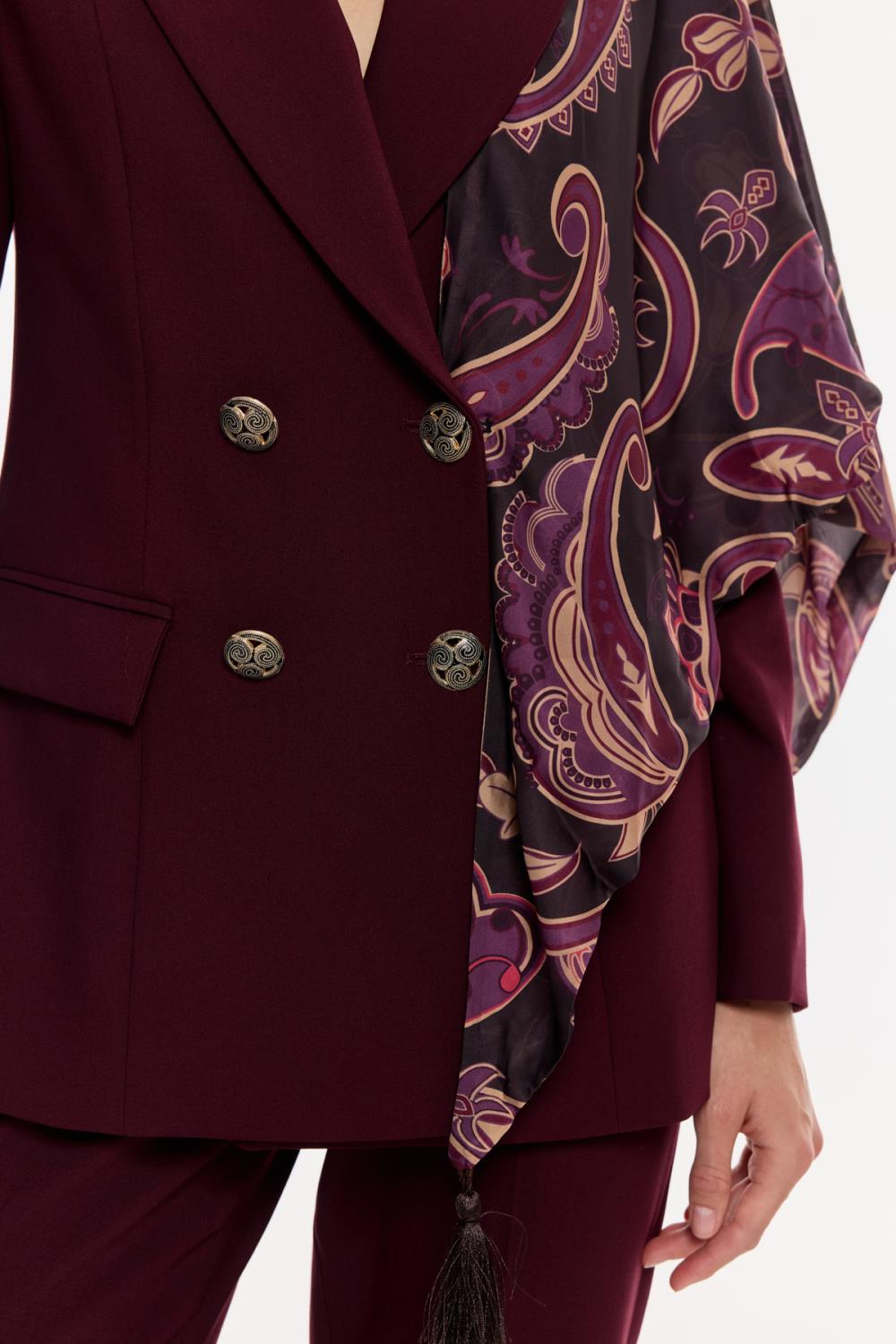 Desen Detaylı Çift Düğmeli Takım