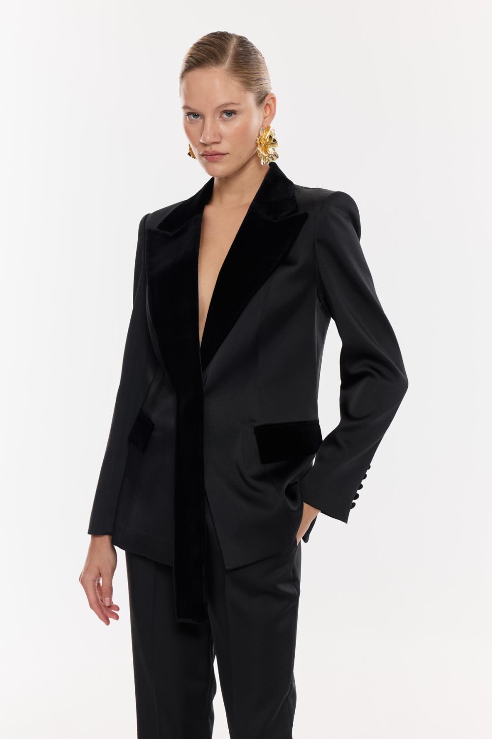 Kadife Yaka Detaylı Saten Takım