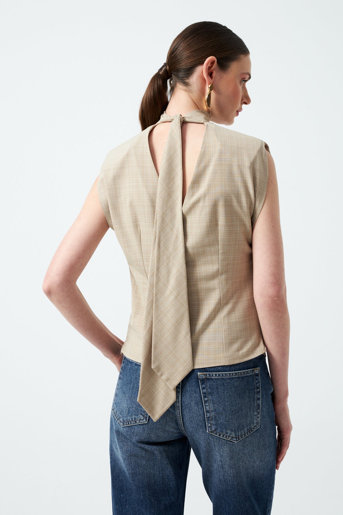 Dik Yaka Yanı Drapeli Sıfır Kol Bluz - Bej