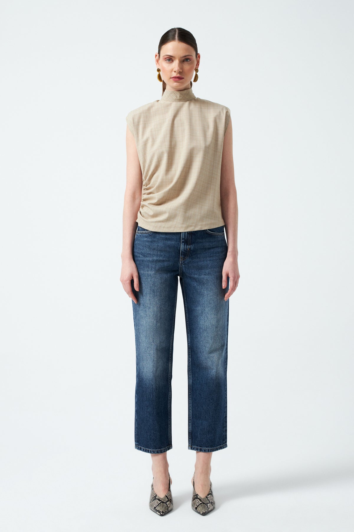 Dik Yaka Yanı Drapeli Sıfır Kol Bluz - Bej