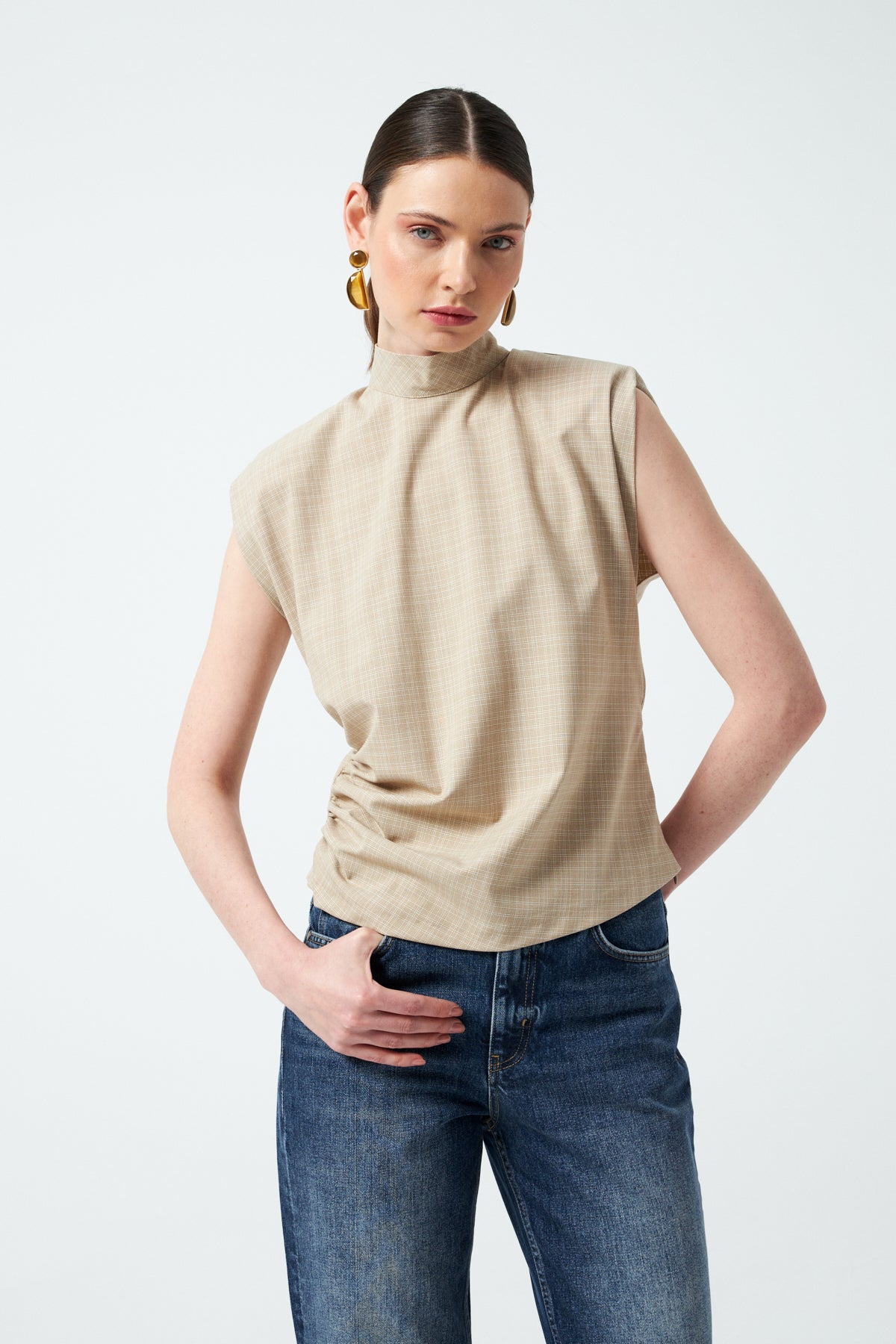 Dik Yaka Yanı Drapeli Sıfır Kol Bluz - Bej