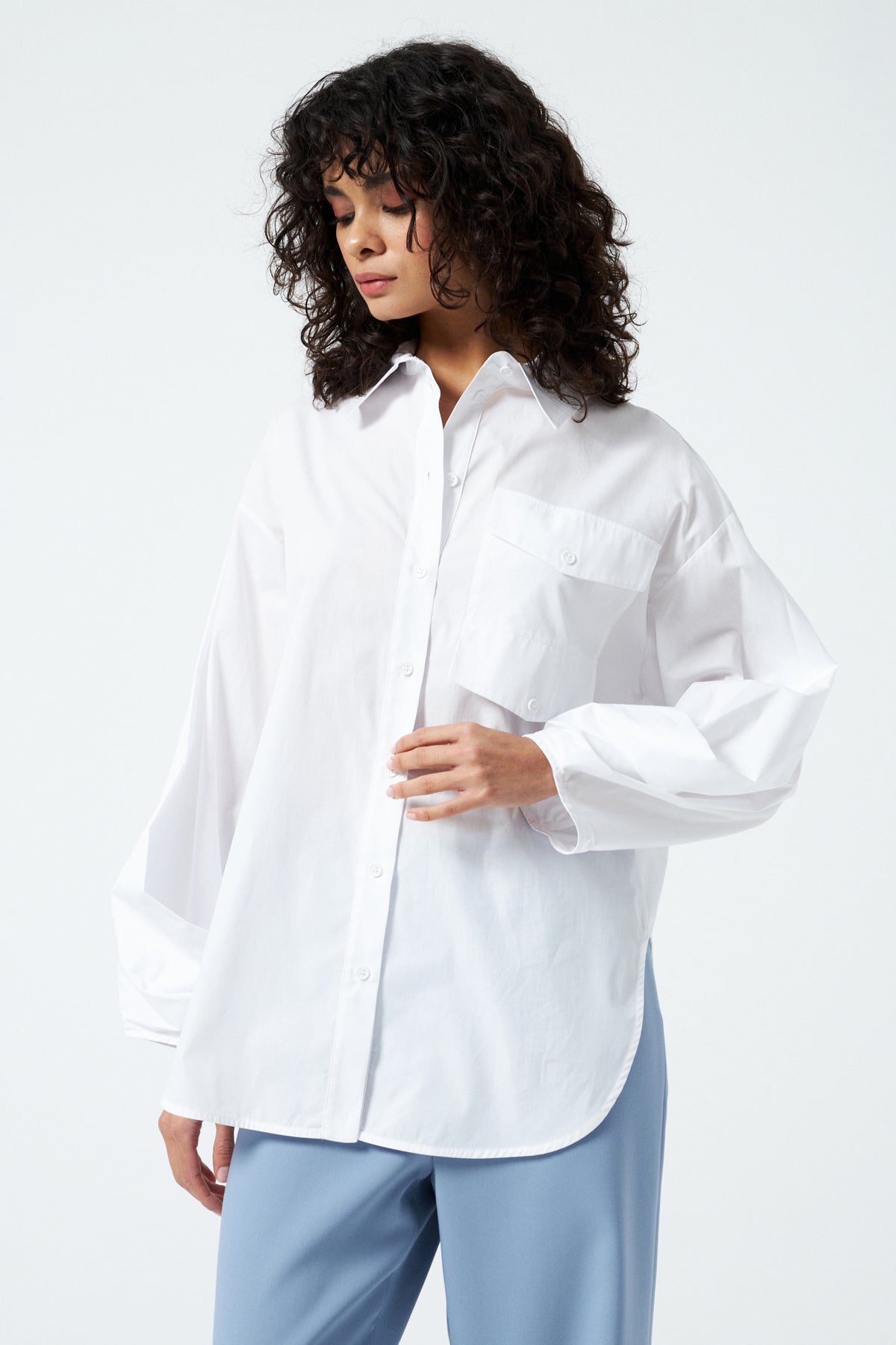 Tek Cepli Yandan Yırtmaçlı Oversize Gömlek - Beyaz