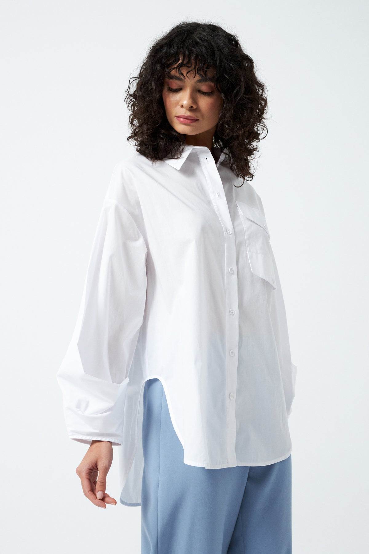 Tek Cepli Yandan Yırtmaçlı Oversize Gömlek - Beyaz