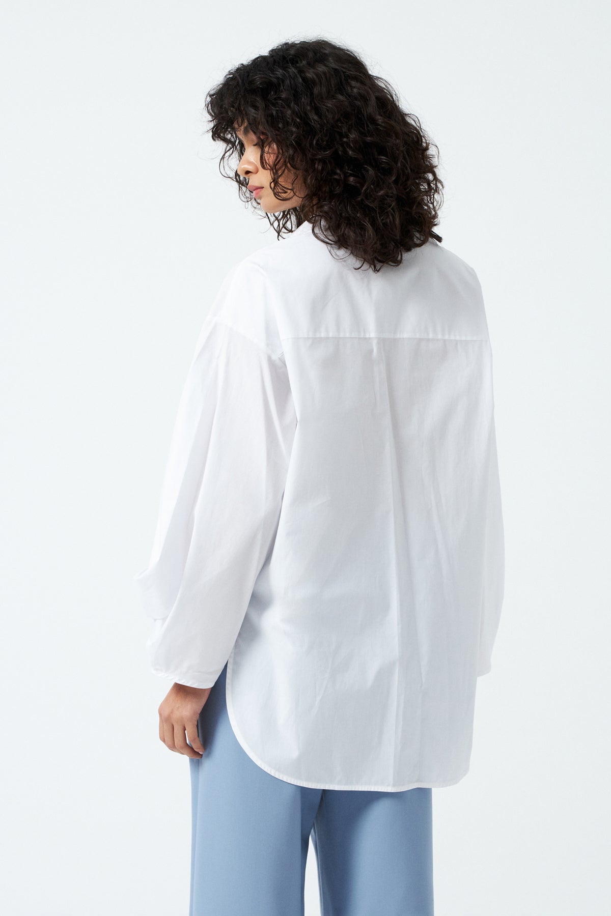Tek Cepli Yandan Yırtmaçlı Oversize Gömlek - Beyaz