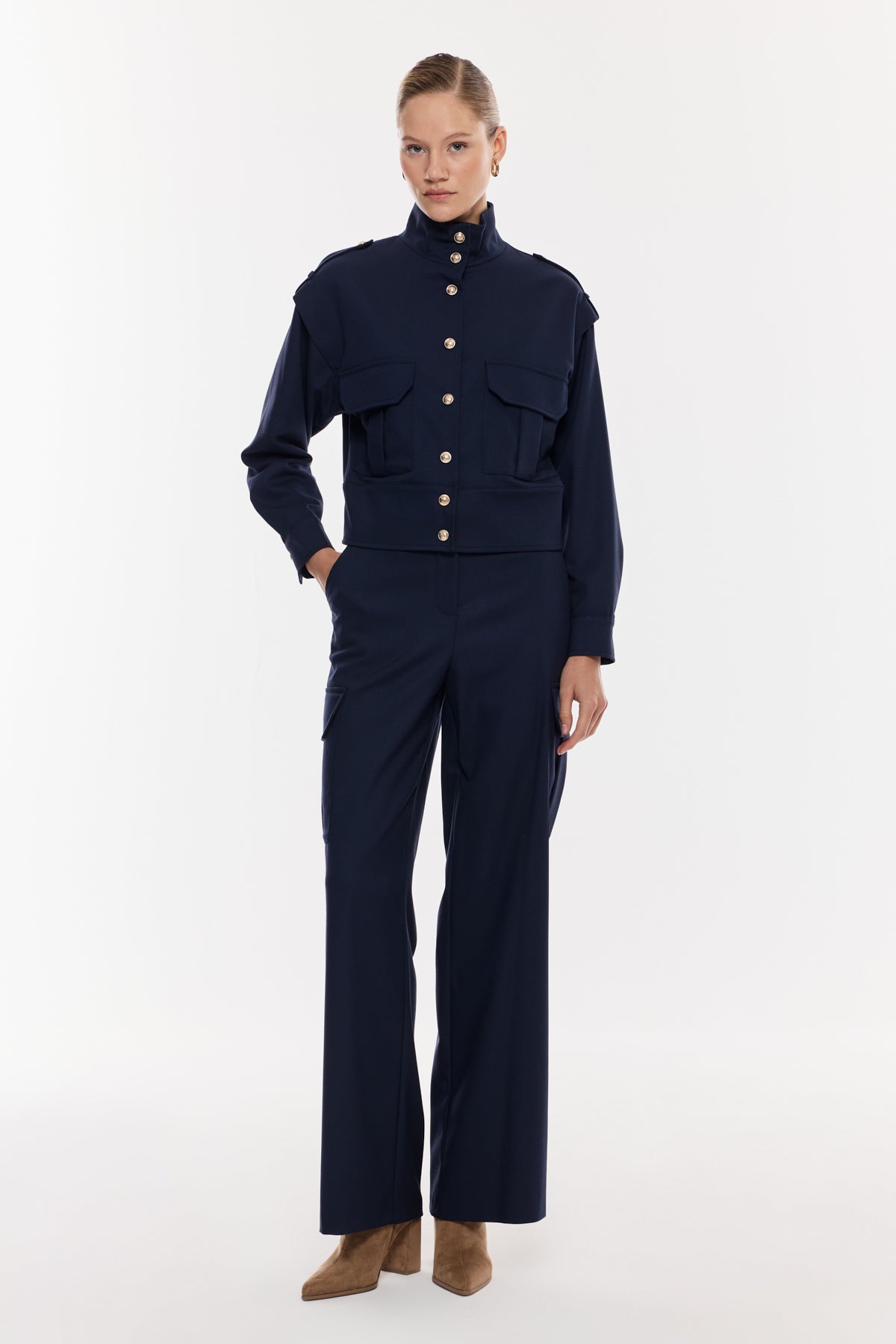 Yüksek Yakalı Düğme Detaylı Takım