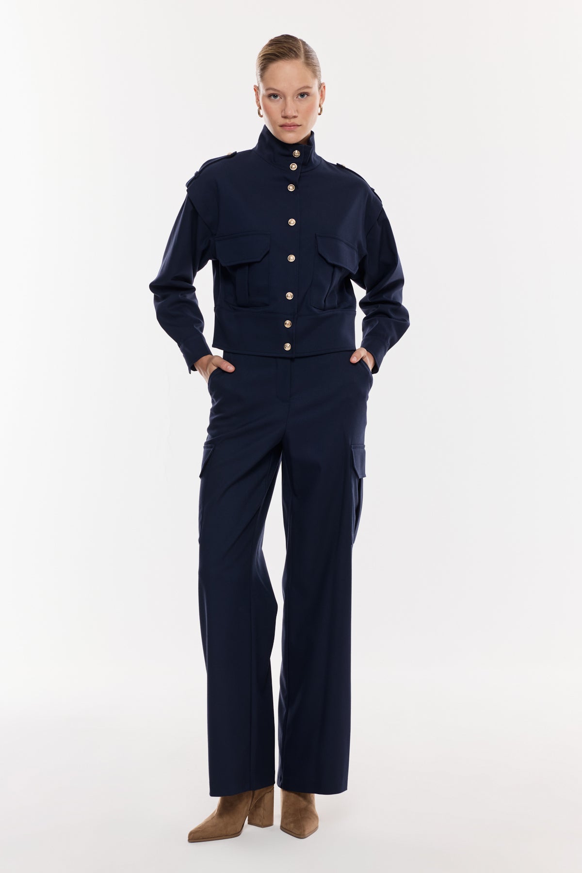 Yüksek Yakalı Düğme Detaylı Takım