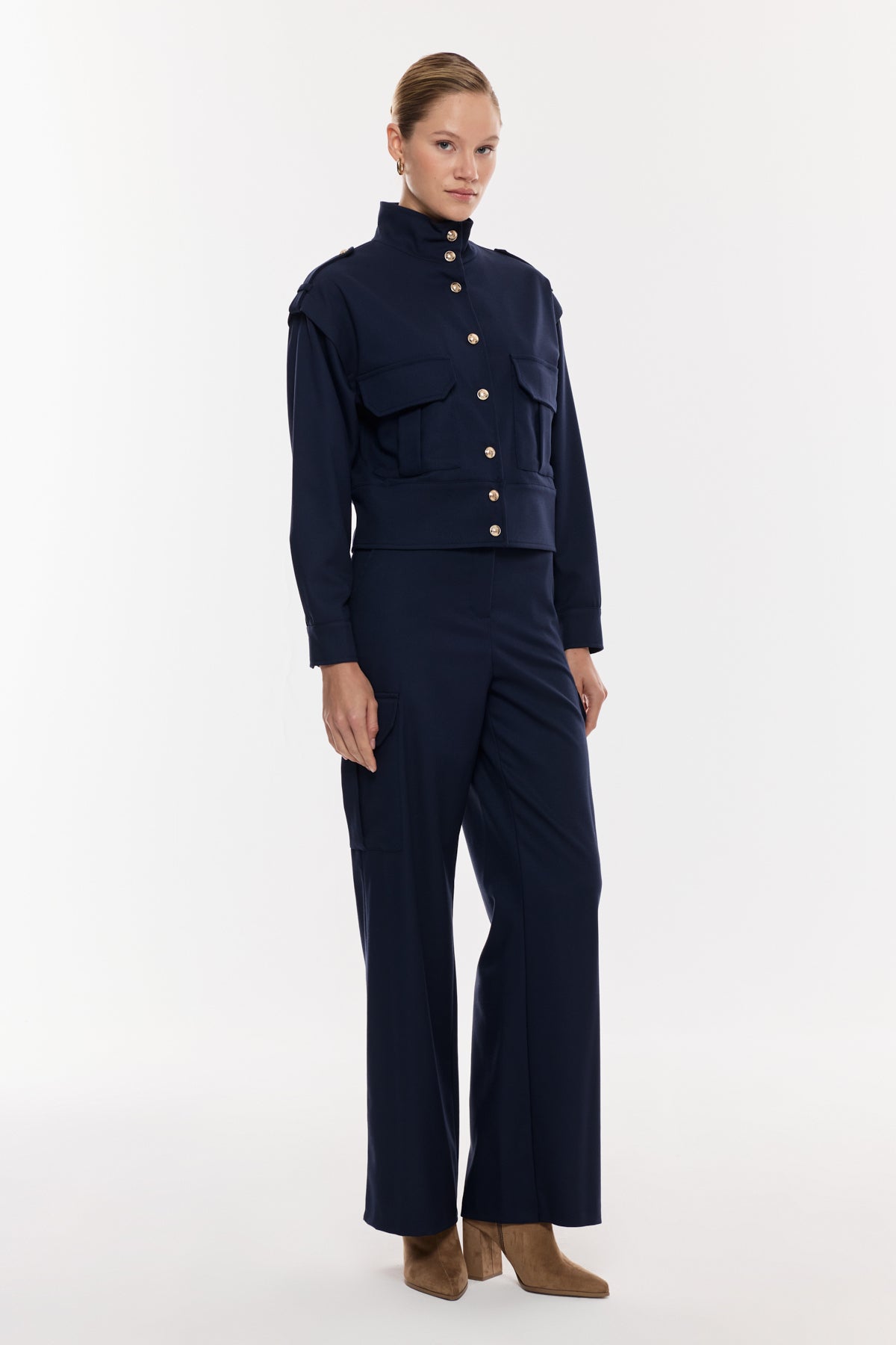 Yüksek Yakalı Düğme Detaylı Takım