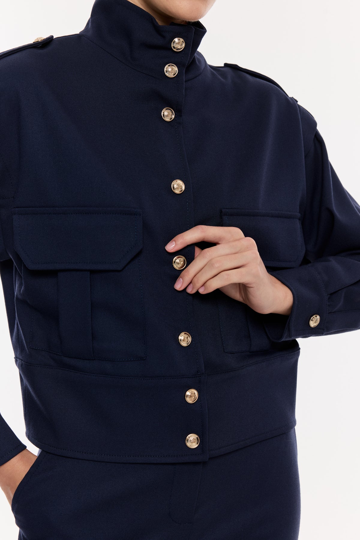 Yüksek Yakalı Düğme Detaylı Takım