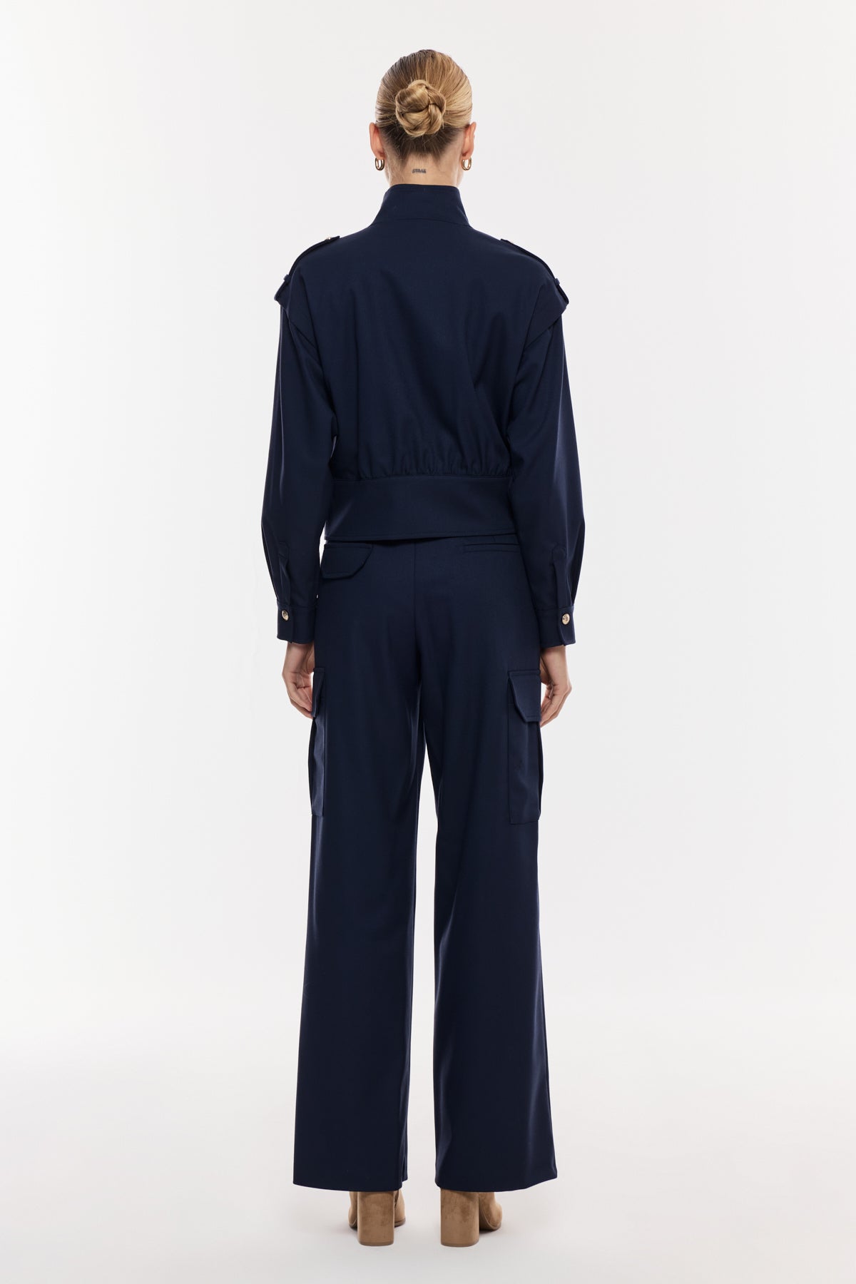 Yüksek Yakalı Düğme Detaylı Takım