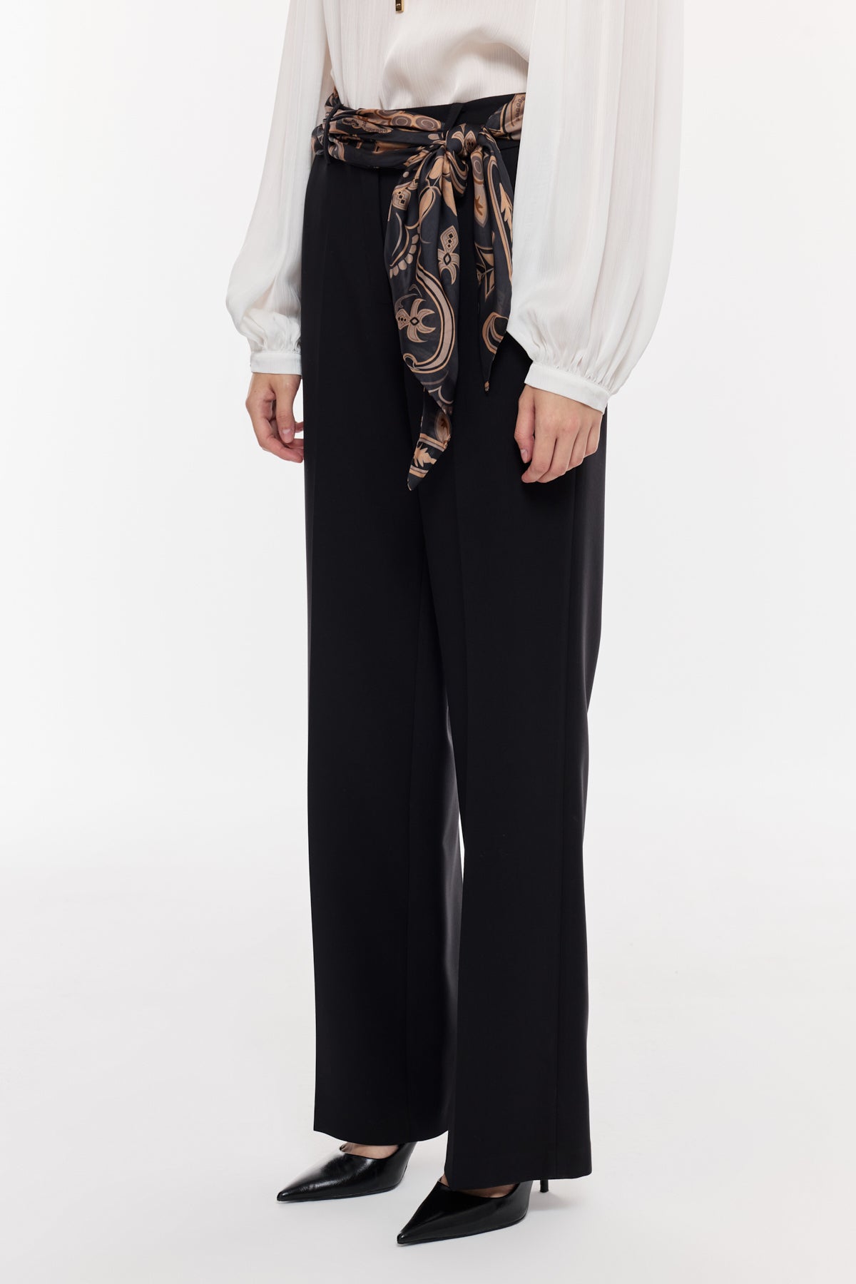 Kuşak Detaylı Dökümlü Pantolon