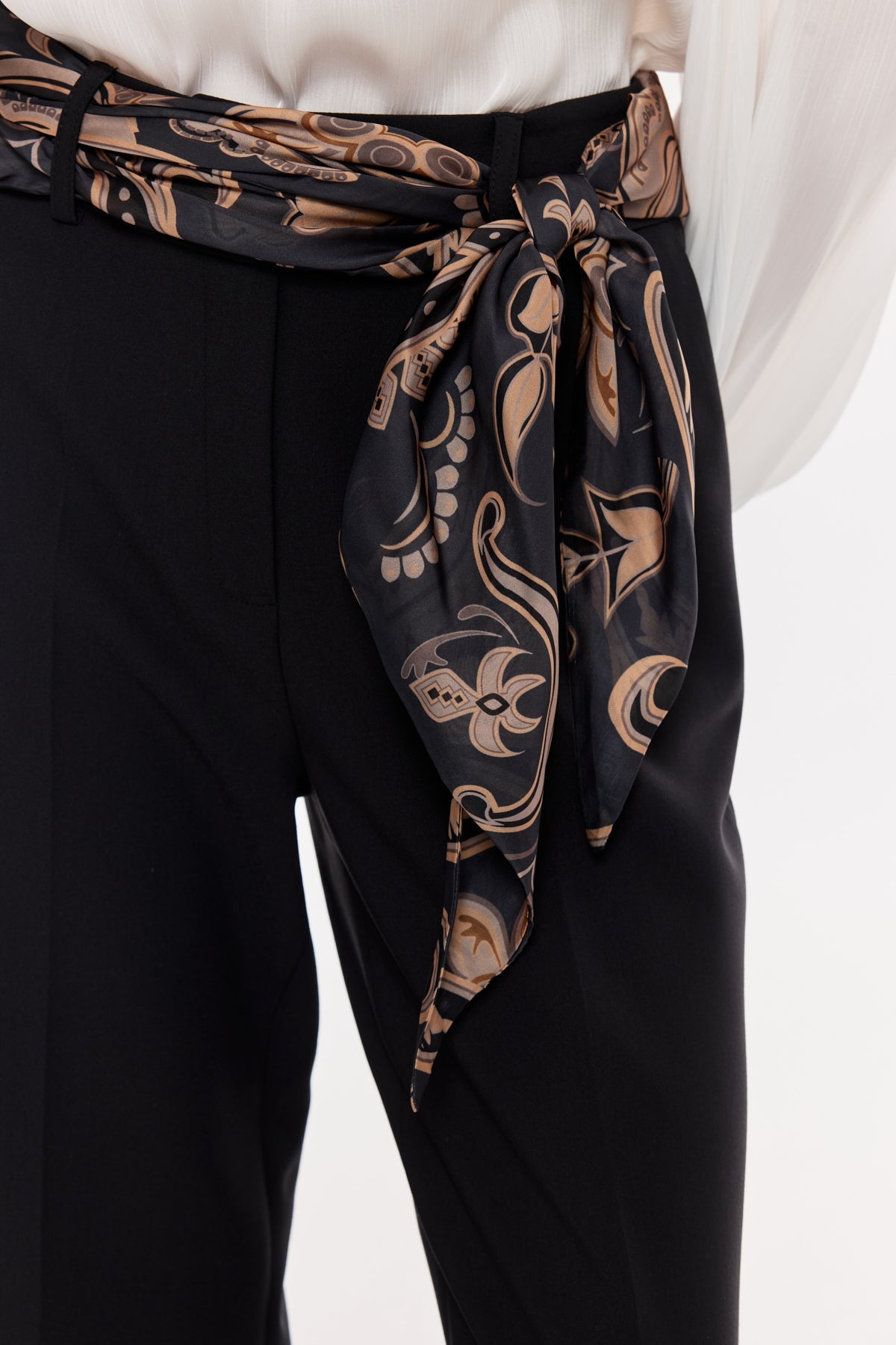 Kuşak Detaylı Dökümlü Pantolon