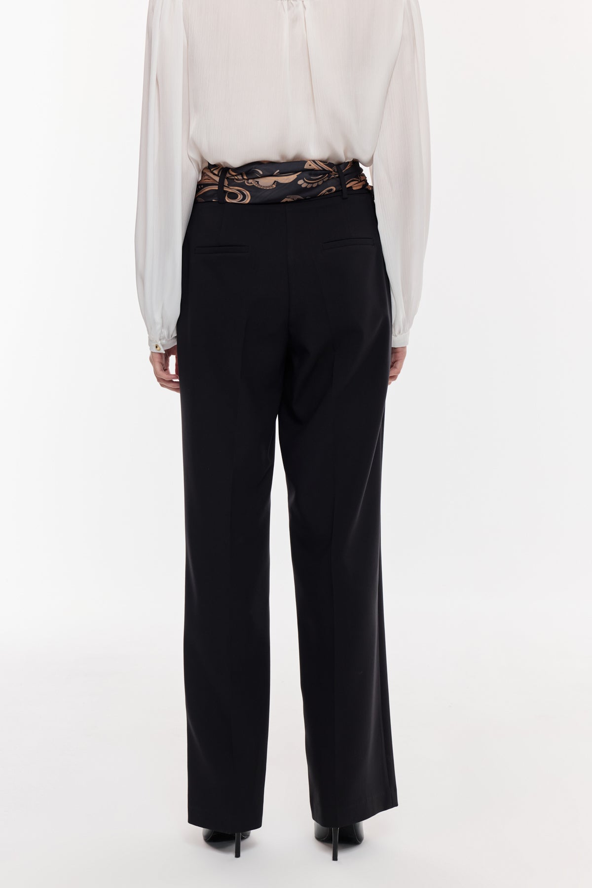 Kuşak Detaylı Dökümlü Pantolon