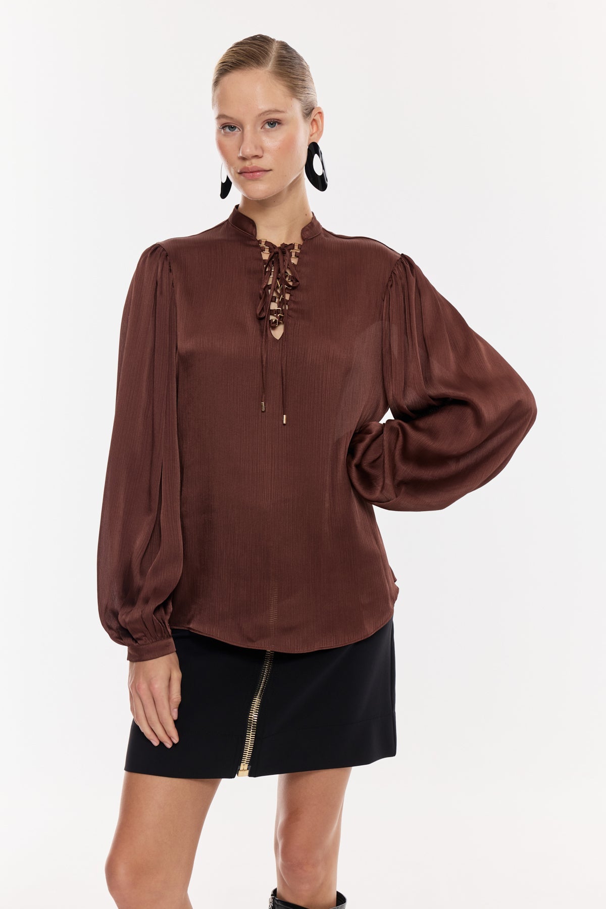 Bağlama Detaylı Saten Dokulu Bluz