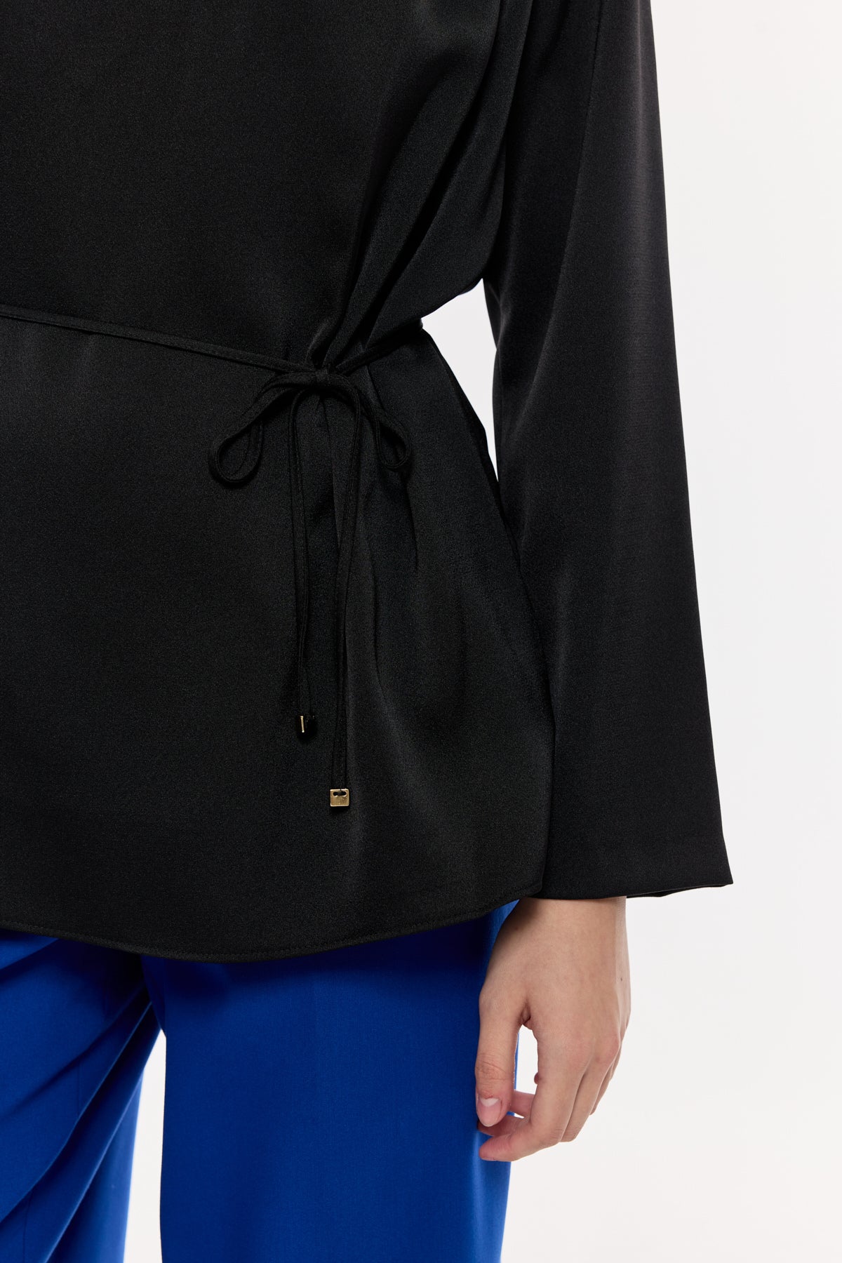 Kuşaklı V Yaka Bluz