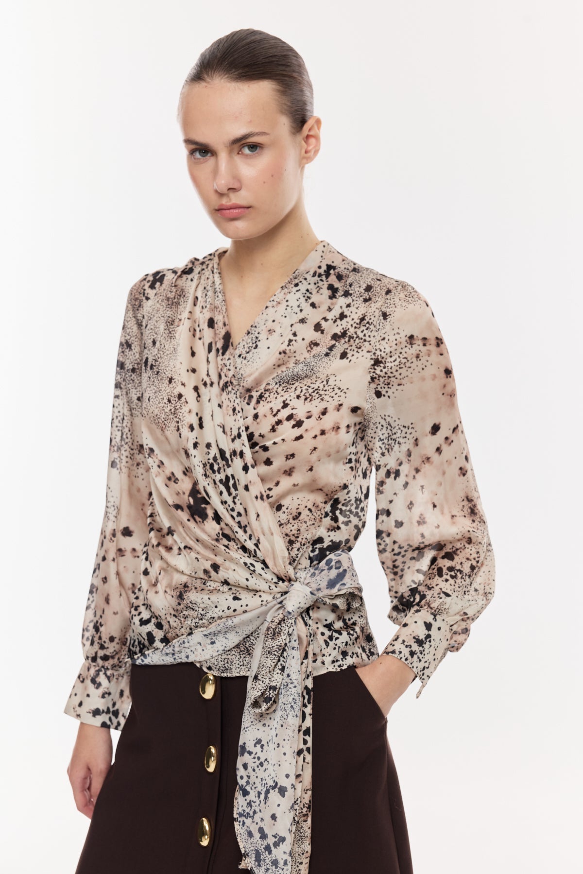 Desenli Kruvaze Bağlamalı Saten Bluz