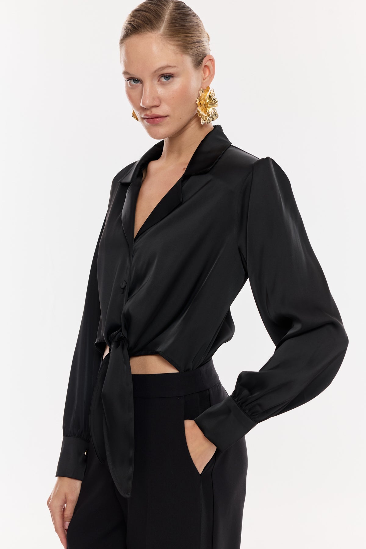 Ön Bağlamalı Saten Dokulu Bluz