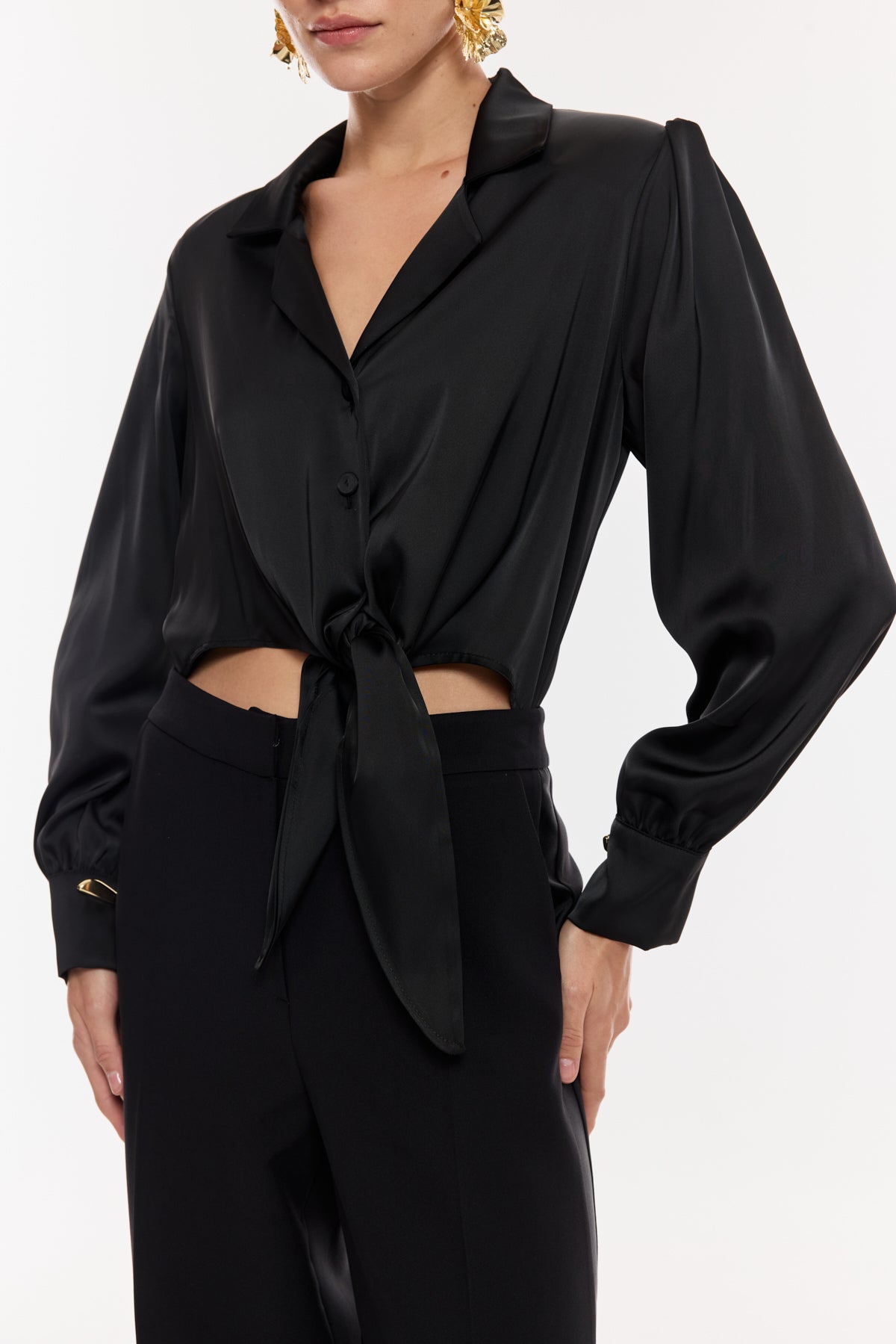 Ön Bağlamalı Saten Dokulu Bluz