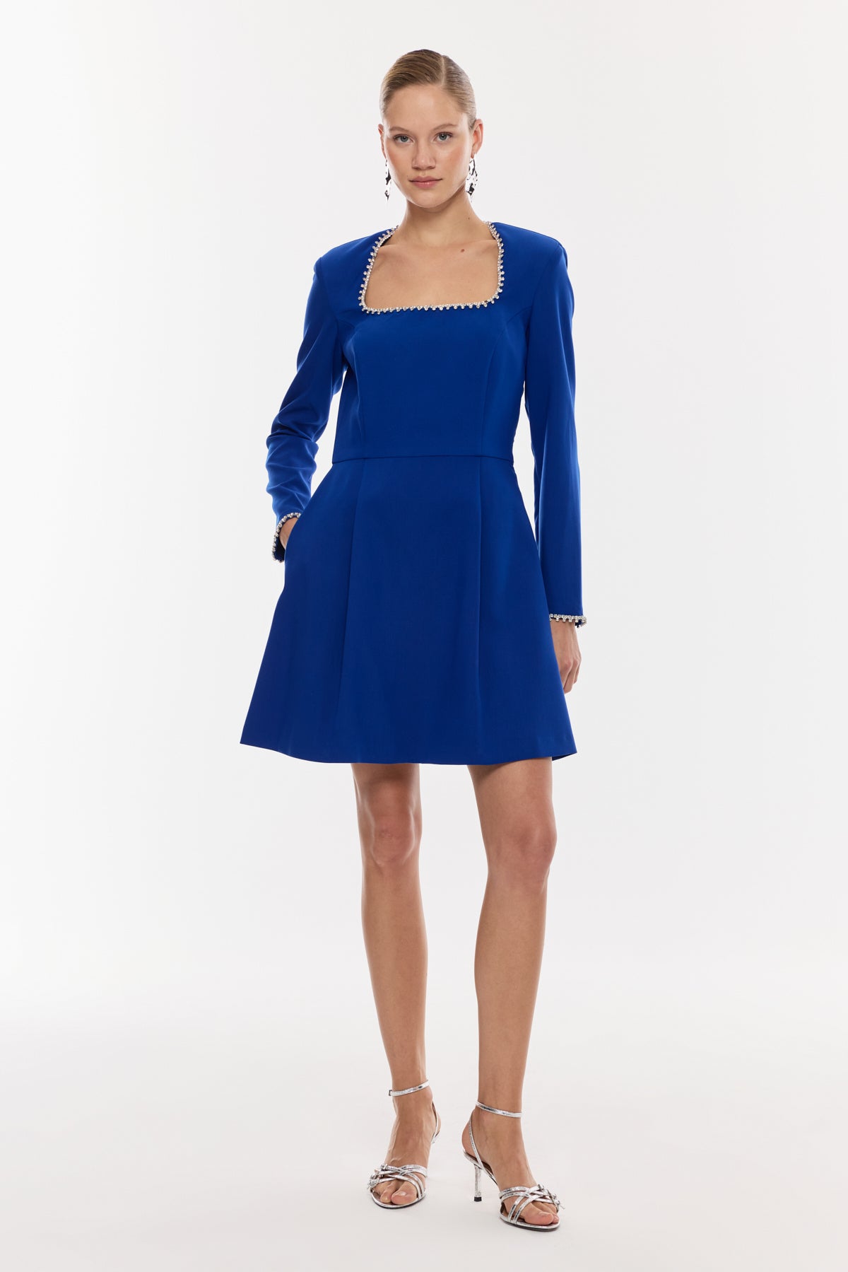 Kare Yaka İnci Detaylı Mini Elbise