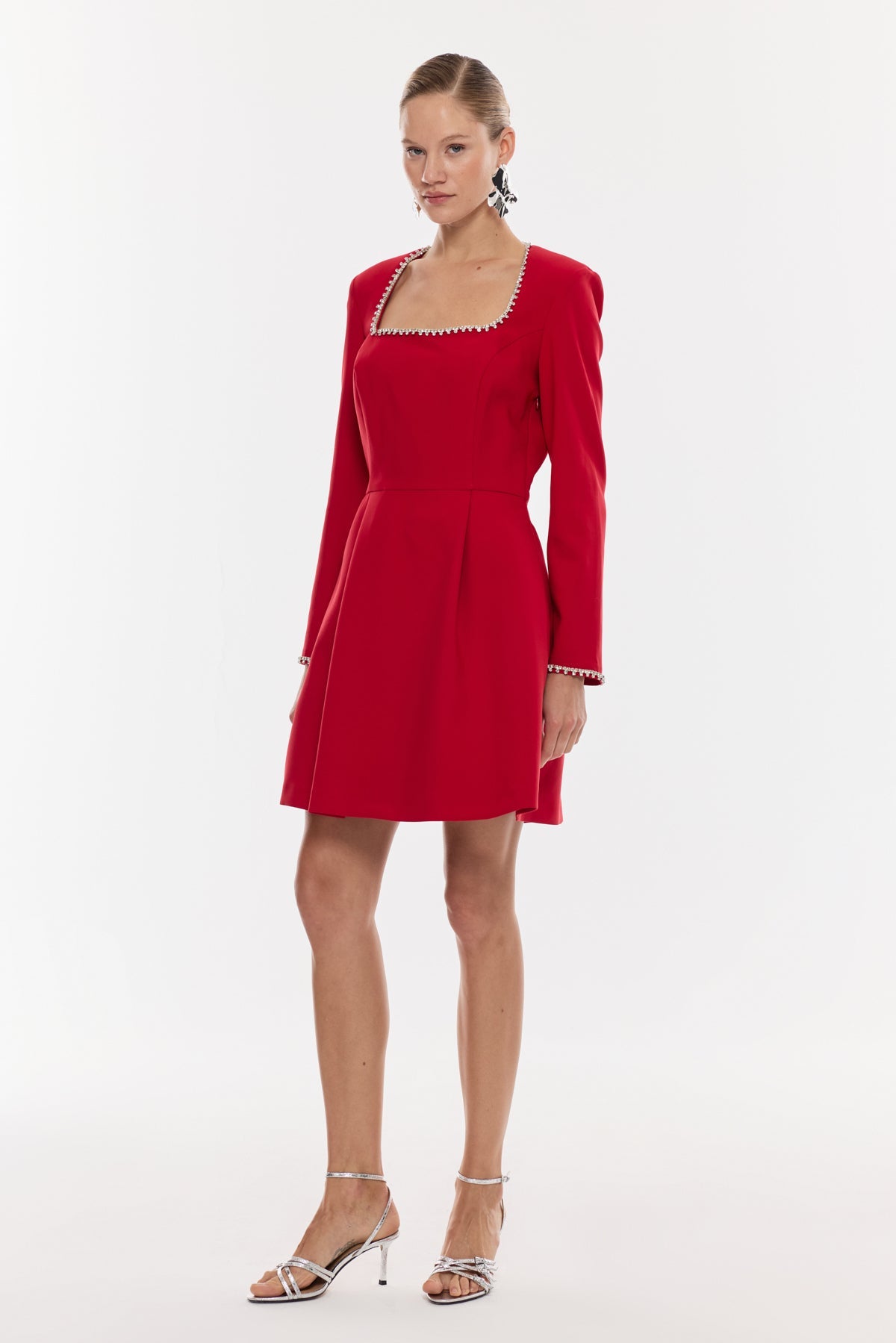 Kare Yaka İnci Detaylı Mini Elbise