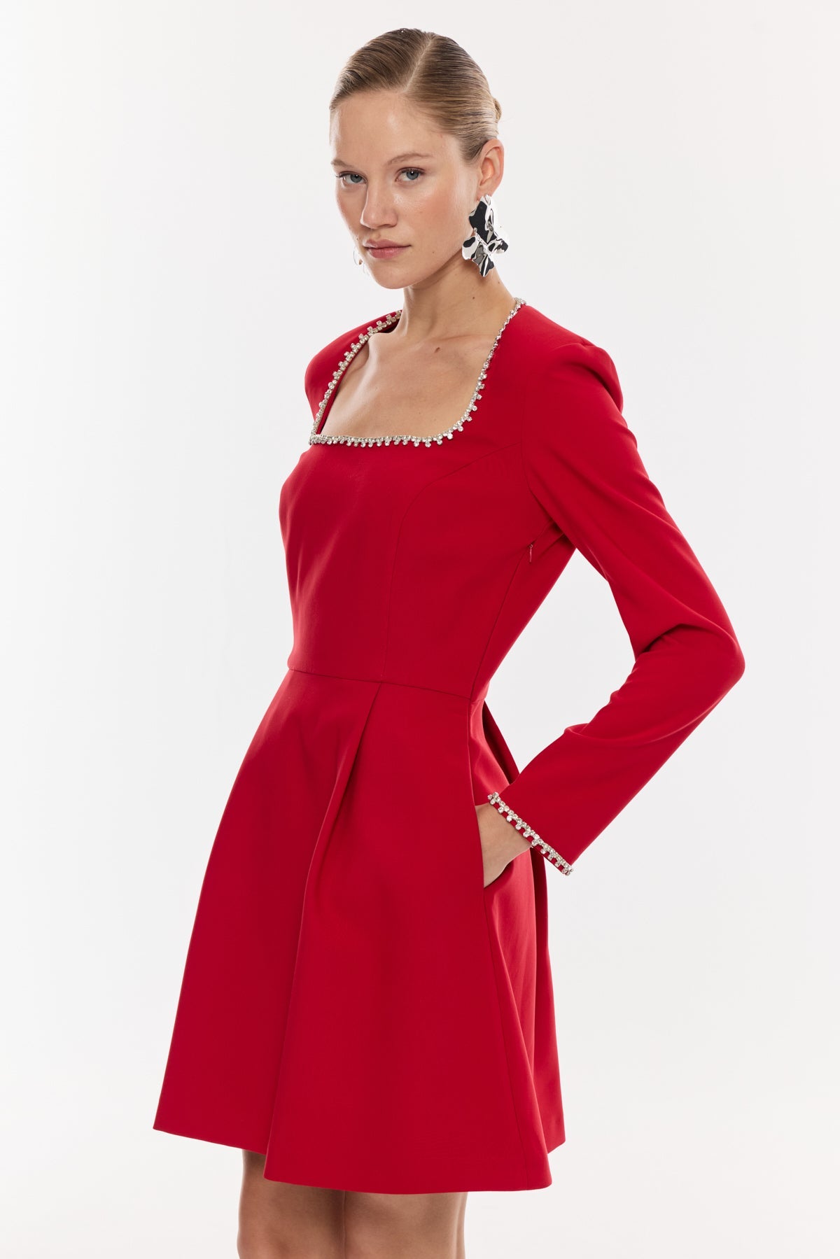 Kare Yaka İnci Detaylı Mini Elbise