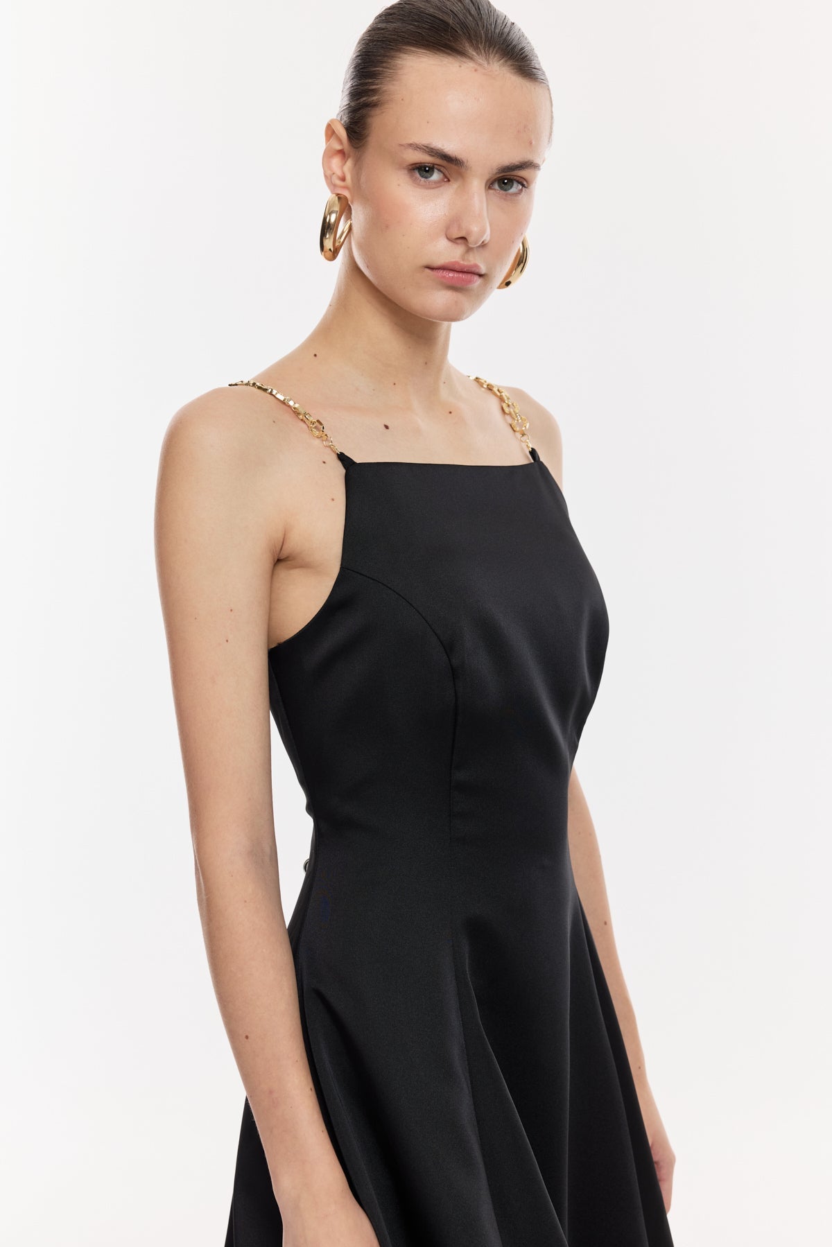 Zincir Askılı Tül Detaylı Midi Elbise