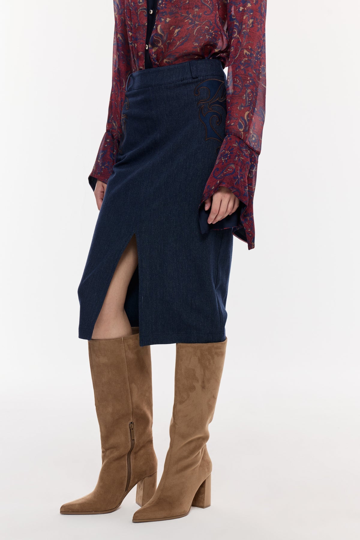 Nakış Detaylı Ön Yırtmaçlı Etek