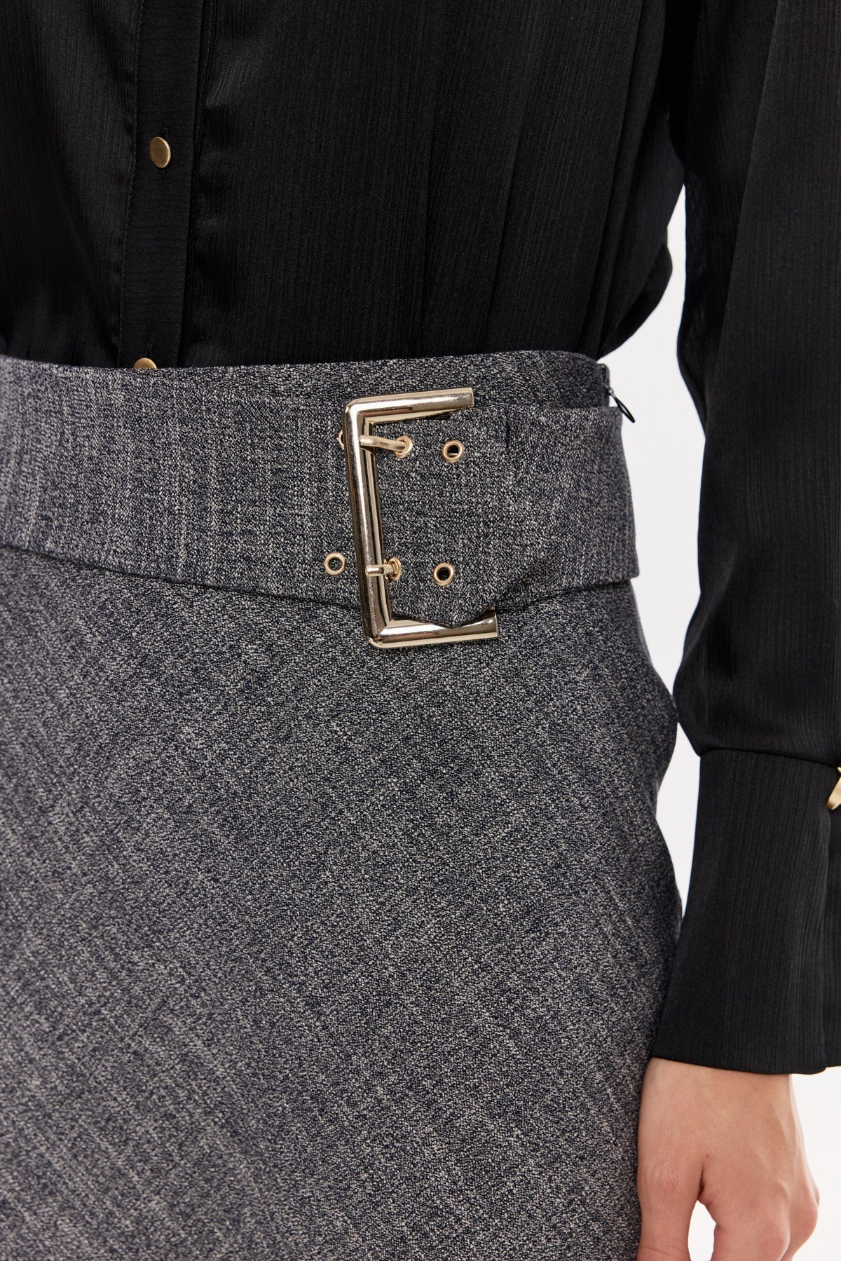 Kemer Detaylı Gri Midi Etek