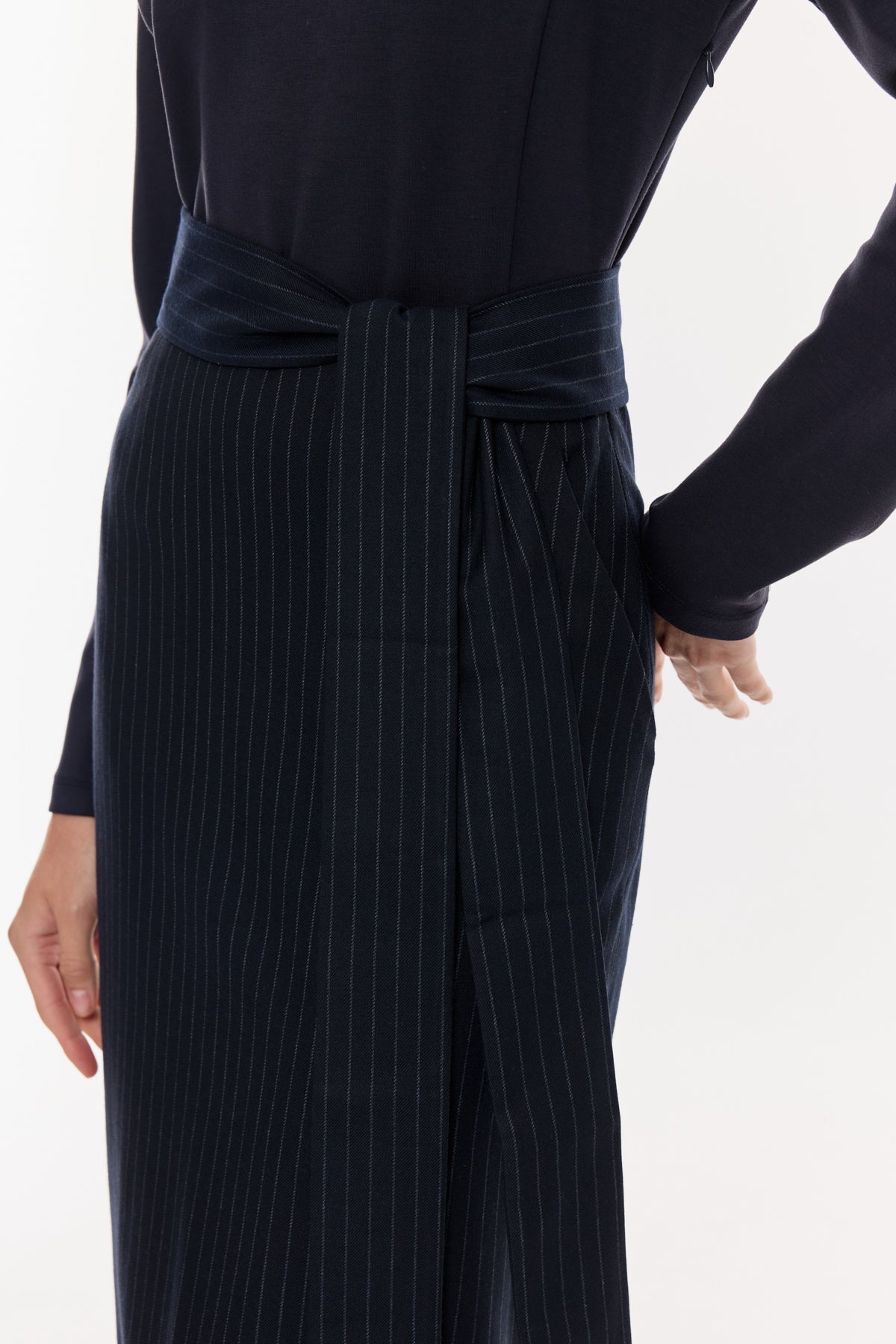 Kuşak Detaylı Çizgili Midi Elbise