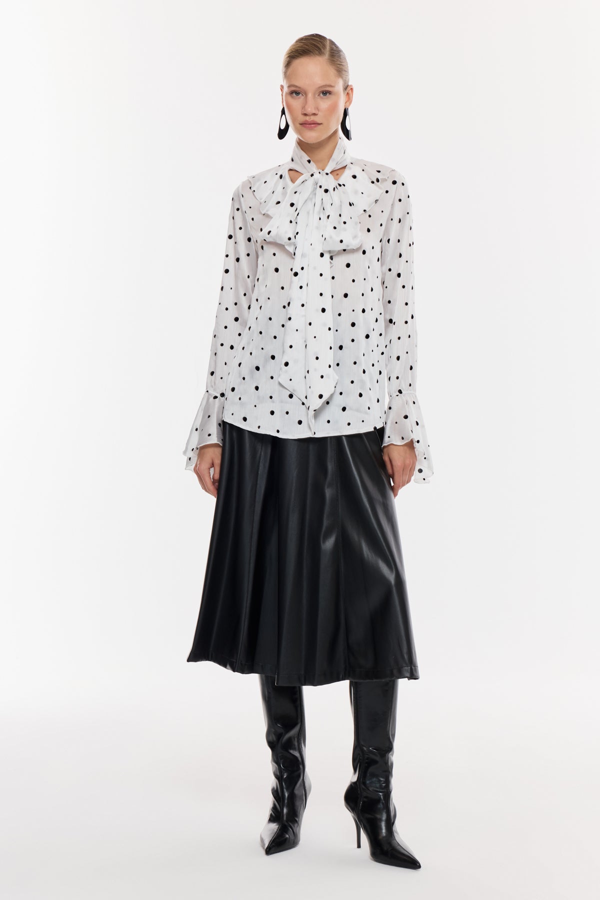 Puantiye Desenli Fular Yaka Bluz