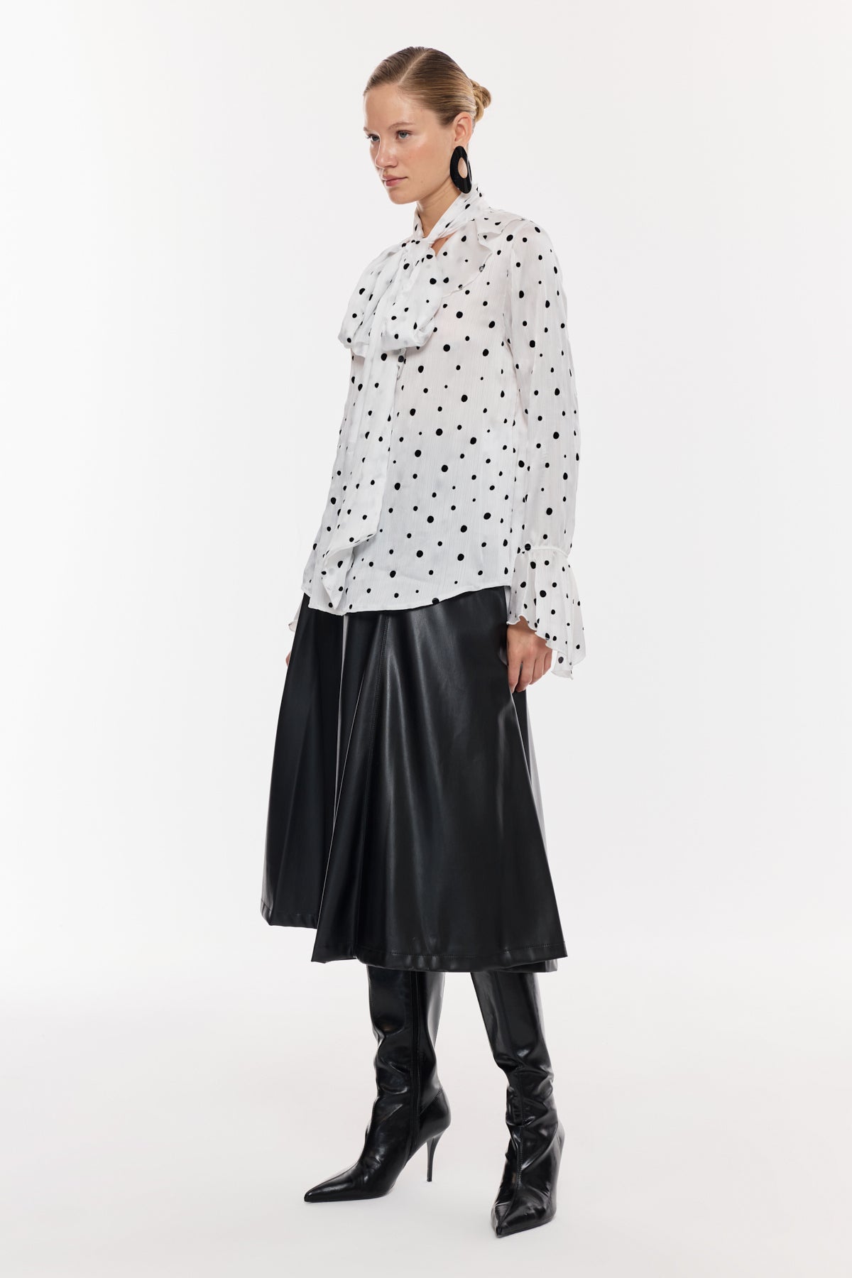 Puantiye Desenli Fular Yaka Bluz