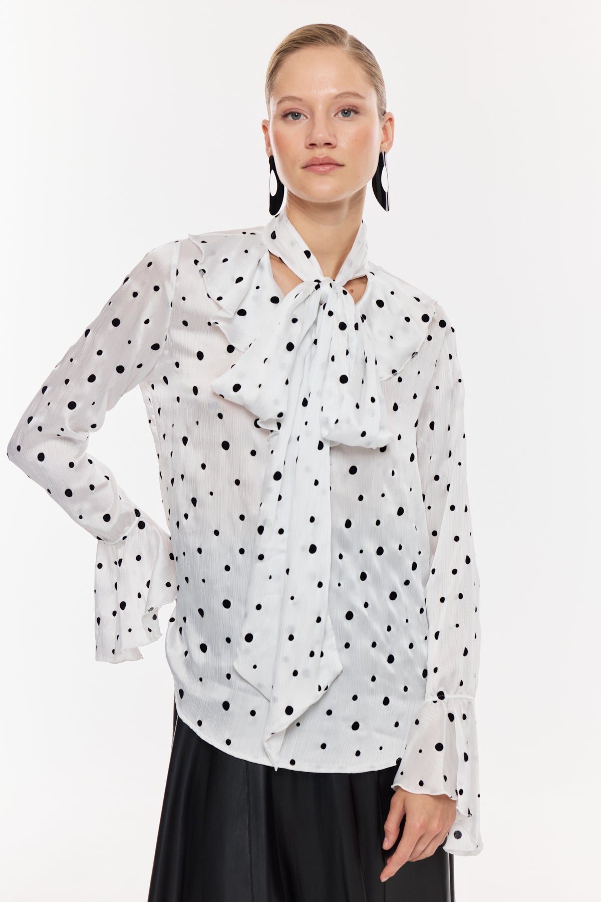 Puantiye Desenli Fular Yaka Bluz