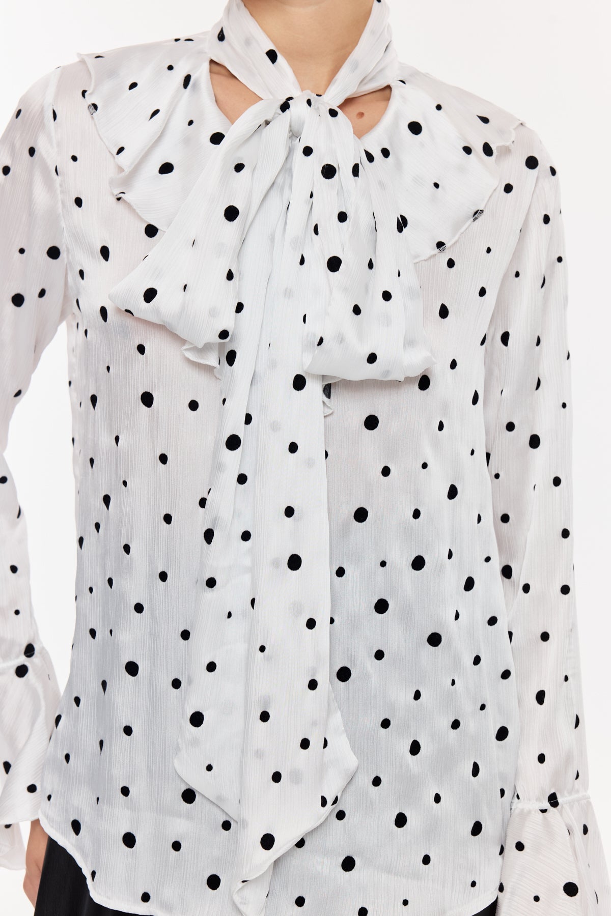 Puantiye Desenli Fular Yaka Bluz