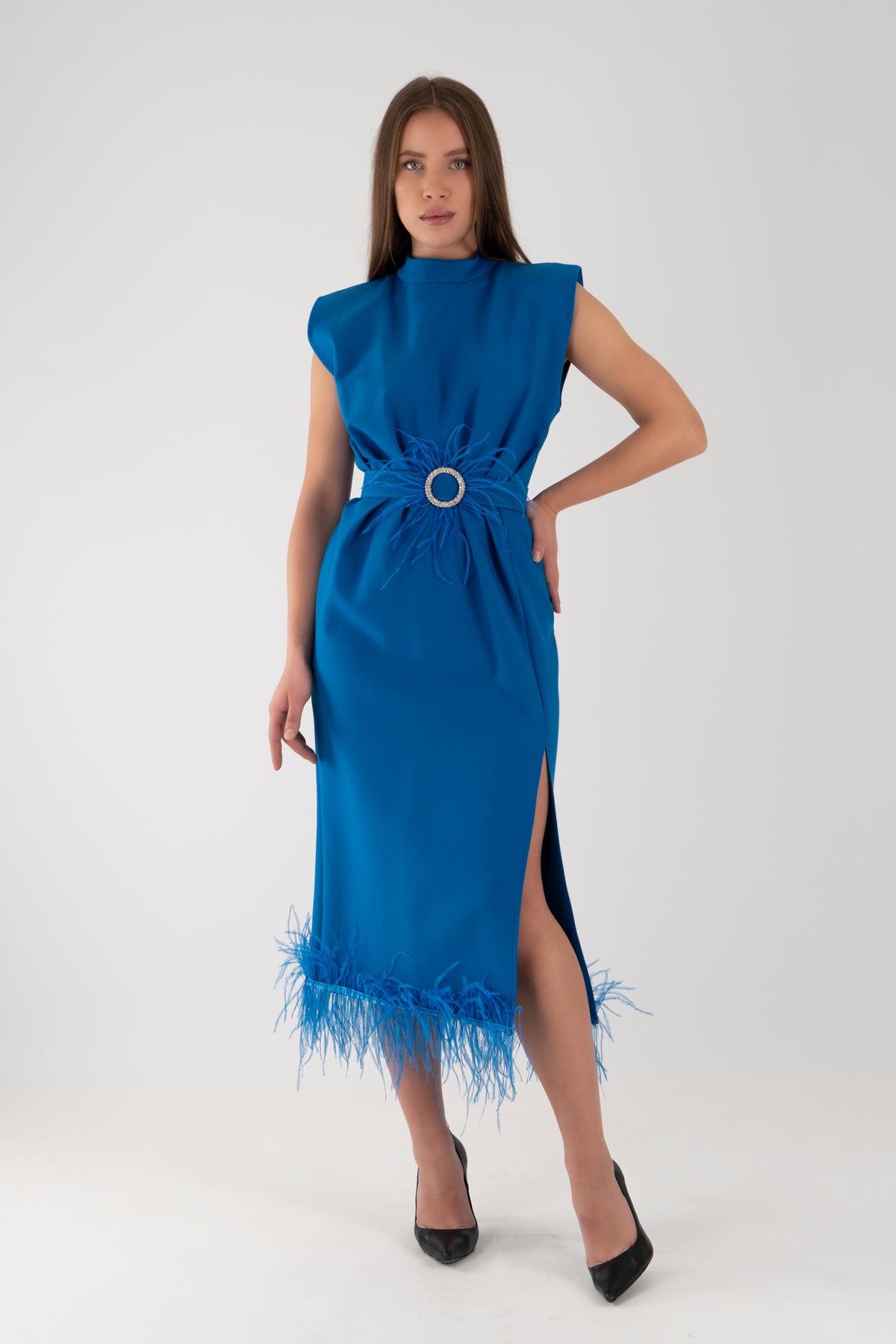 Mavi Tüy Detaylı Kuşaklı Midi Elbise – Şık ve Zarif Davet Kombini