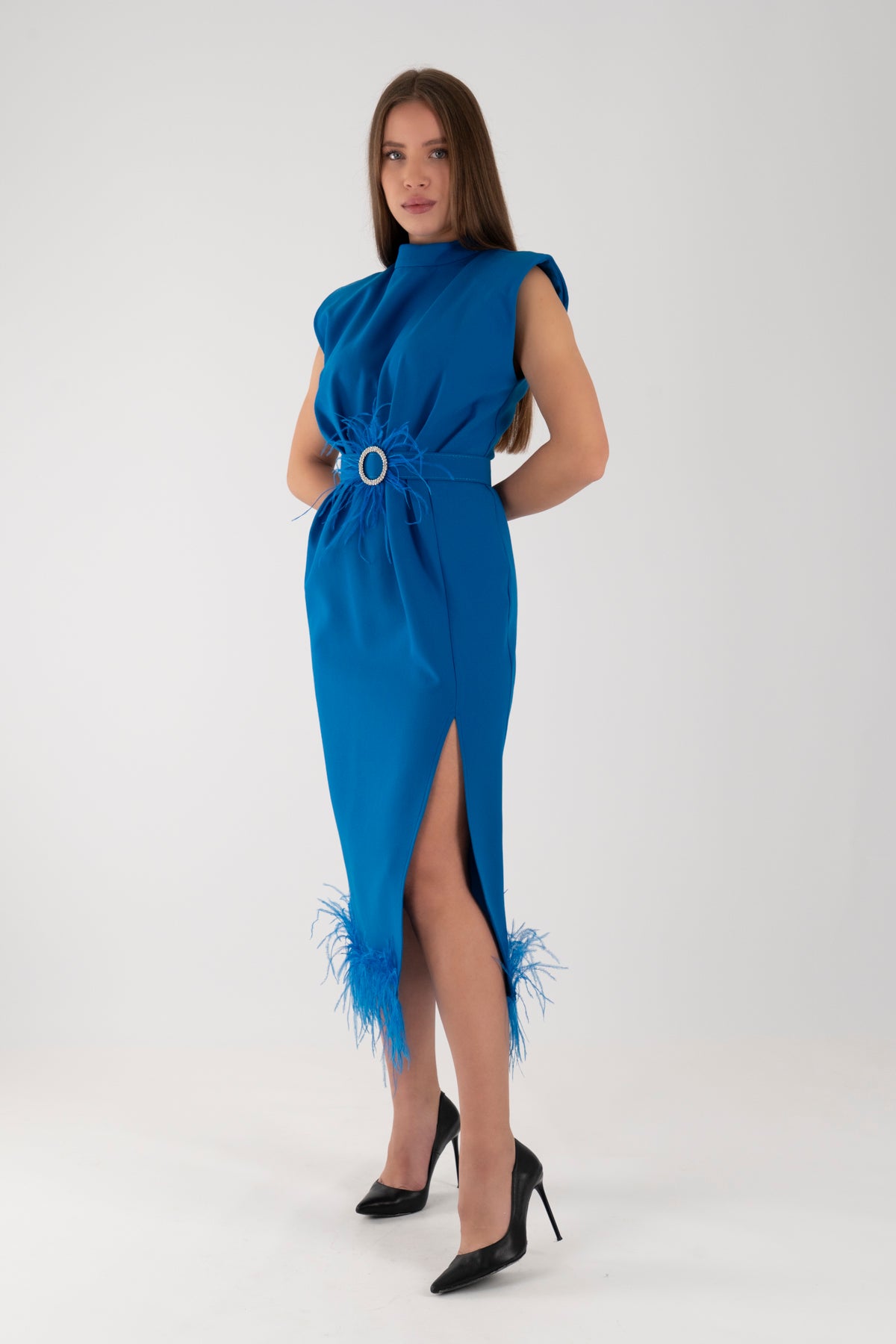 Mavi Tüy Detaylı Kuşaklı Midi Elbise – Şık ve Zarif Davet Kombini