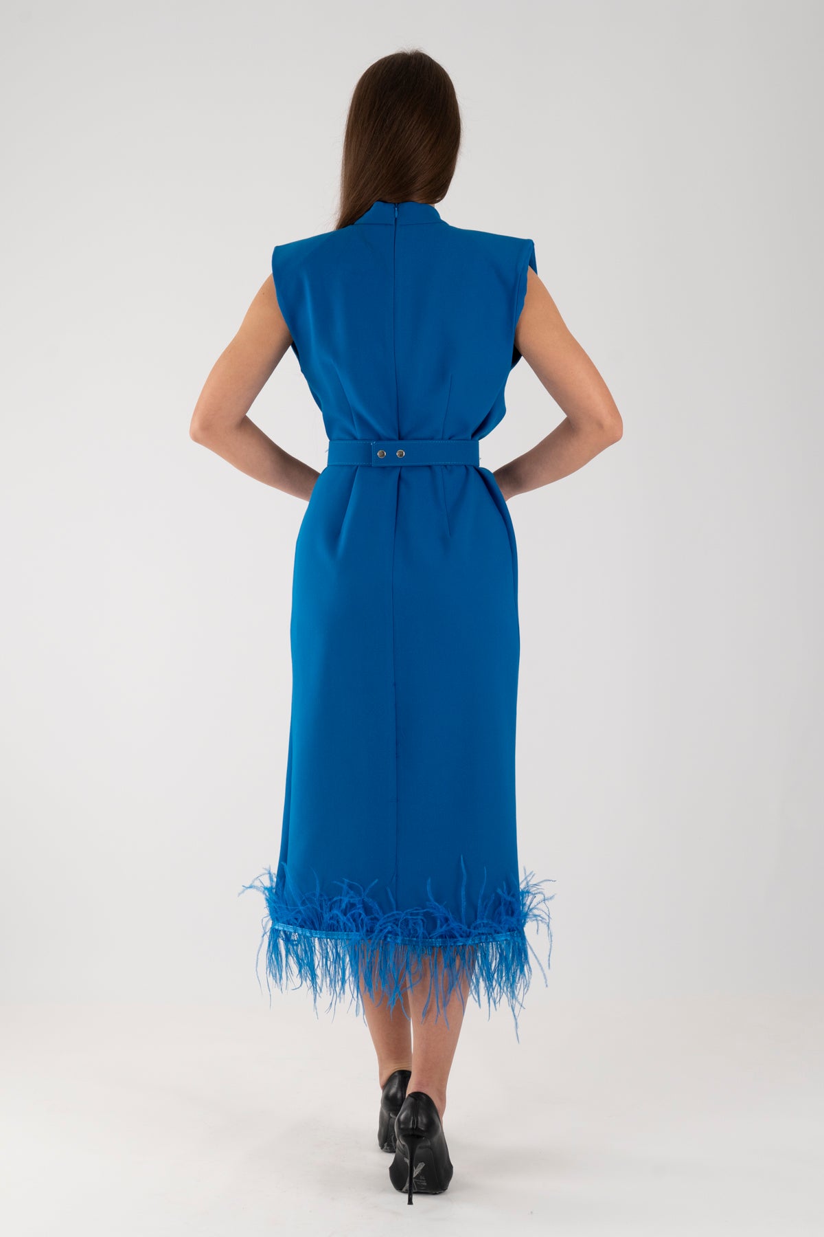 Mavi Tüy Detaylı Kuşaklı Midi Elbise – Şık ve Zarif Davet Kombini