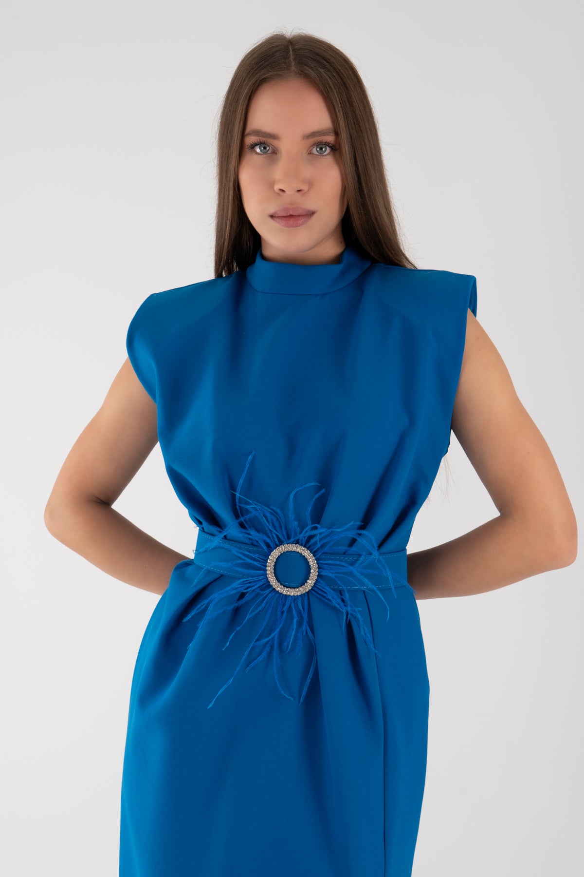 Mavi Tüy Detaylı Kuşaklı Midi Elbise – Şık ve Zarif Davet Kombini