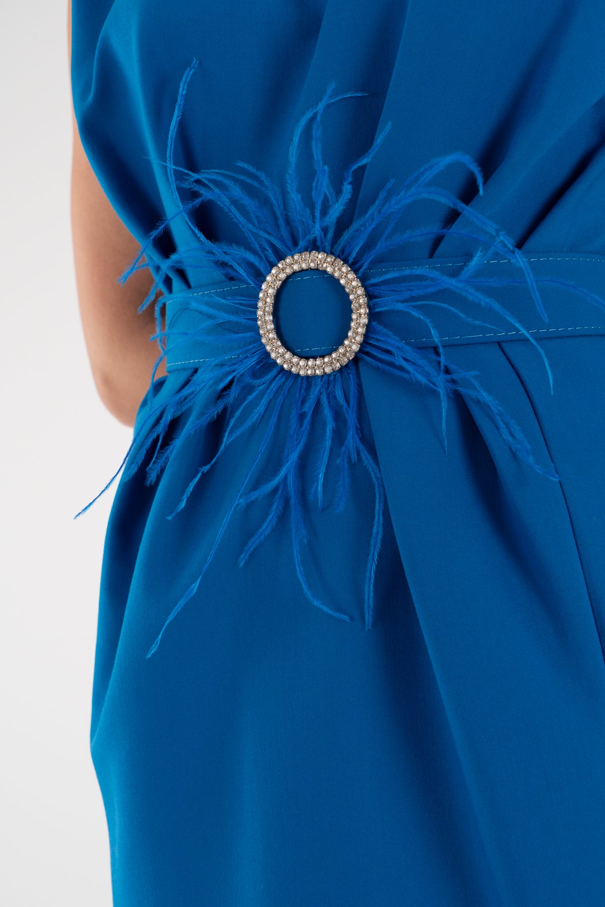 Mavi Tüy Detaylı Kuşaklı Midi Elbise – Şık ve Zarif Davet Kombini