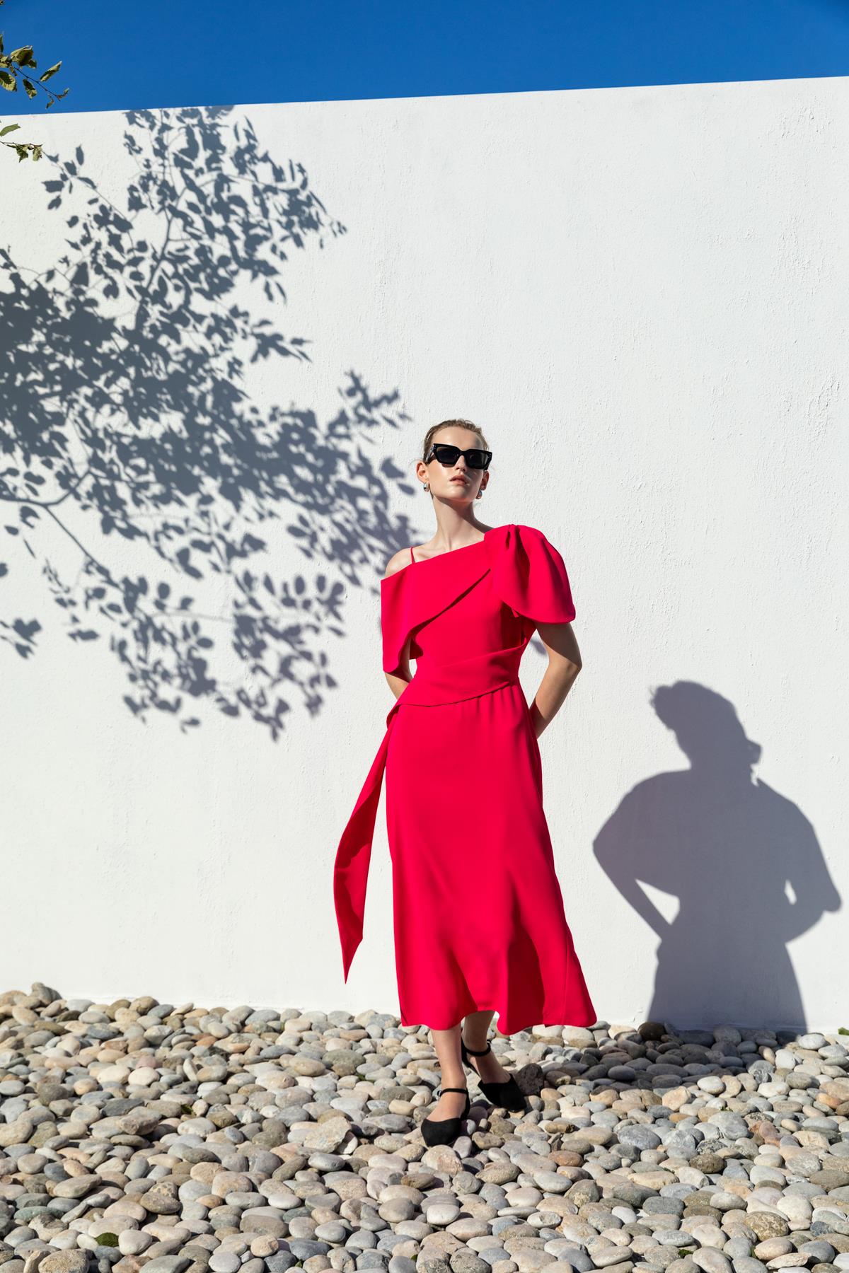 AÇIK OMUZ KUŞAKLI ELBİSE 26W40808