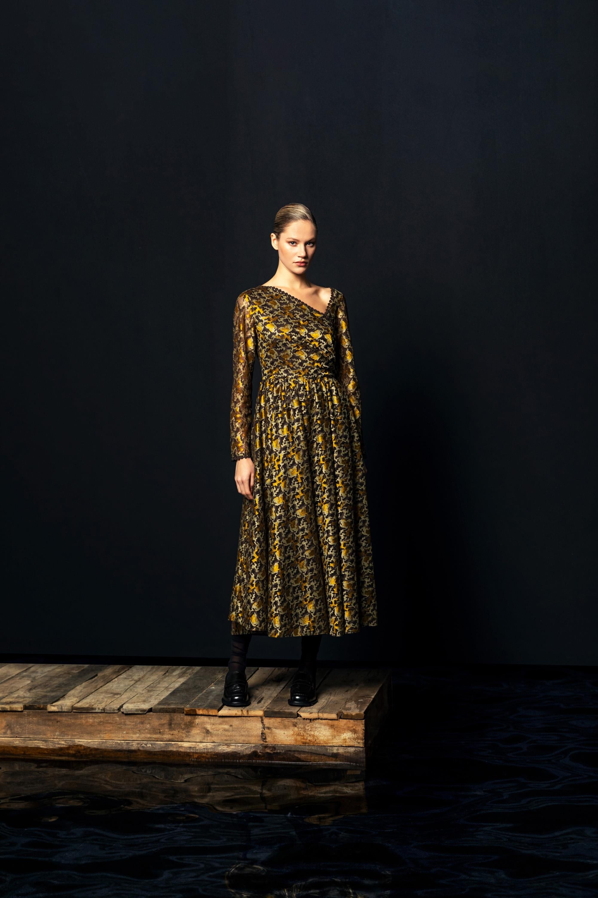 ASİMETRİK YAKA DESENLİ ELBİSE 26W40836