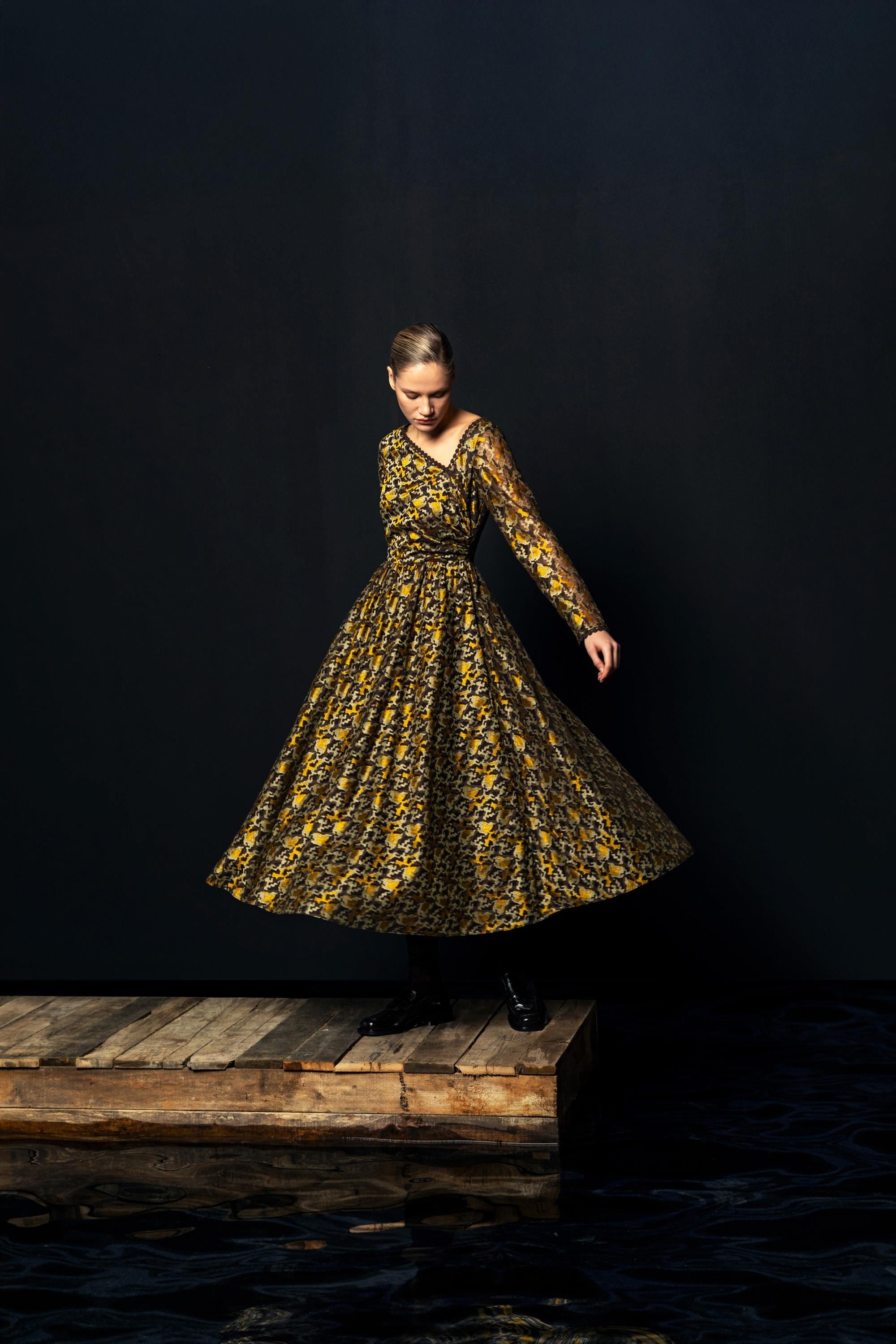 ASİMETRİK YAKA DESENLİ ELBİSE 26W40836