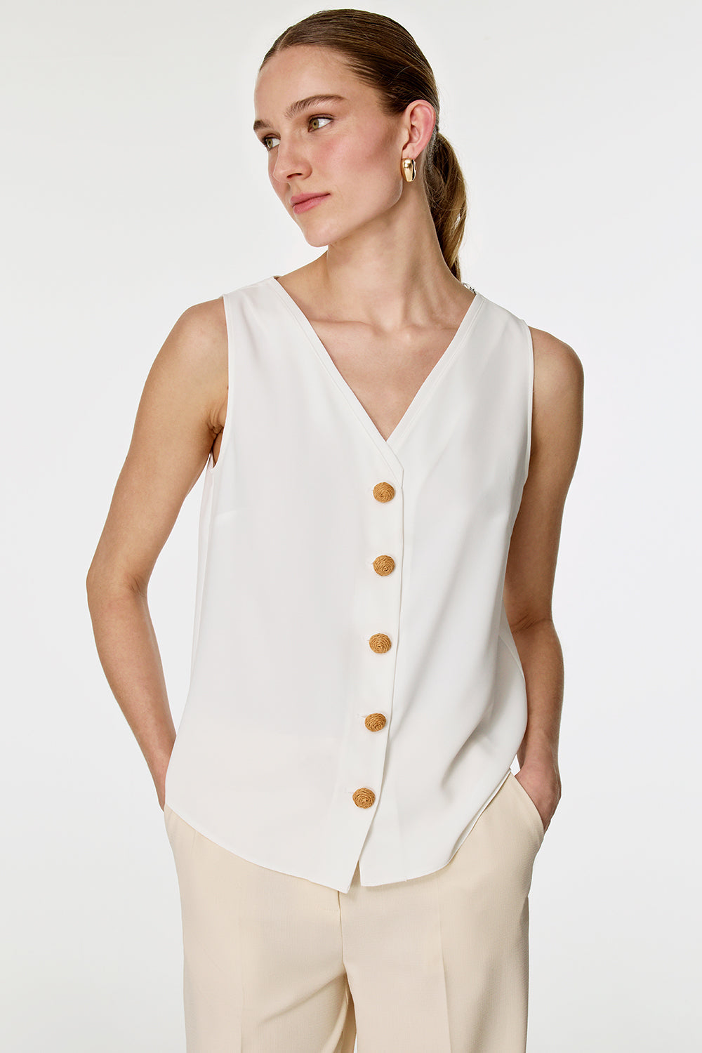 Düğme Detaylı Kolsuz Bluz EKRU