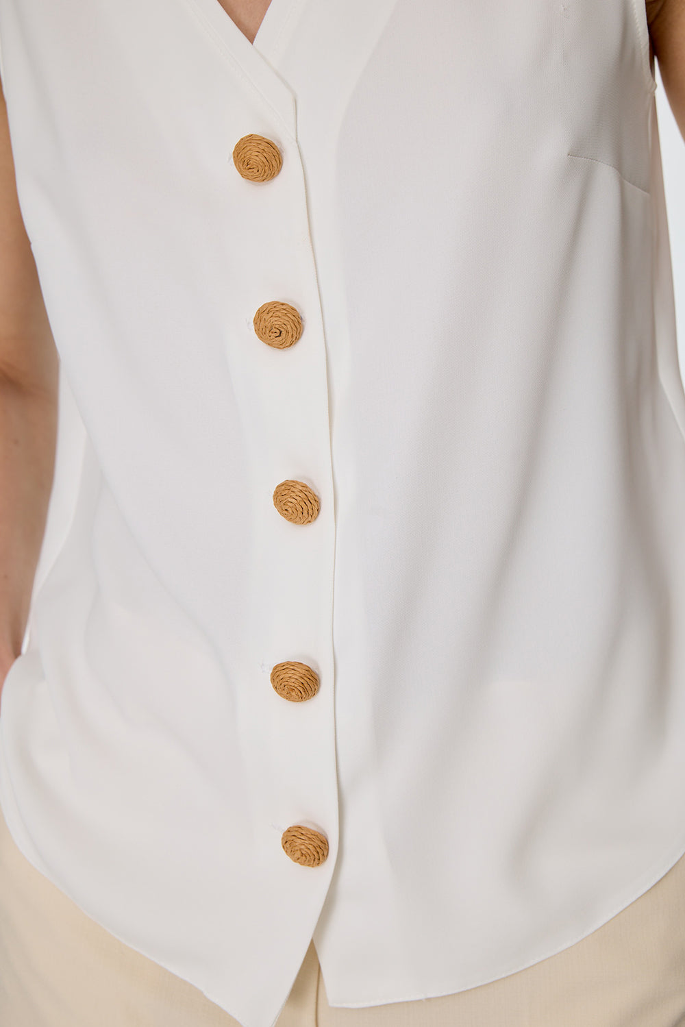 Düğme Detaylı Kolsuz Bluz EKRU