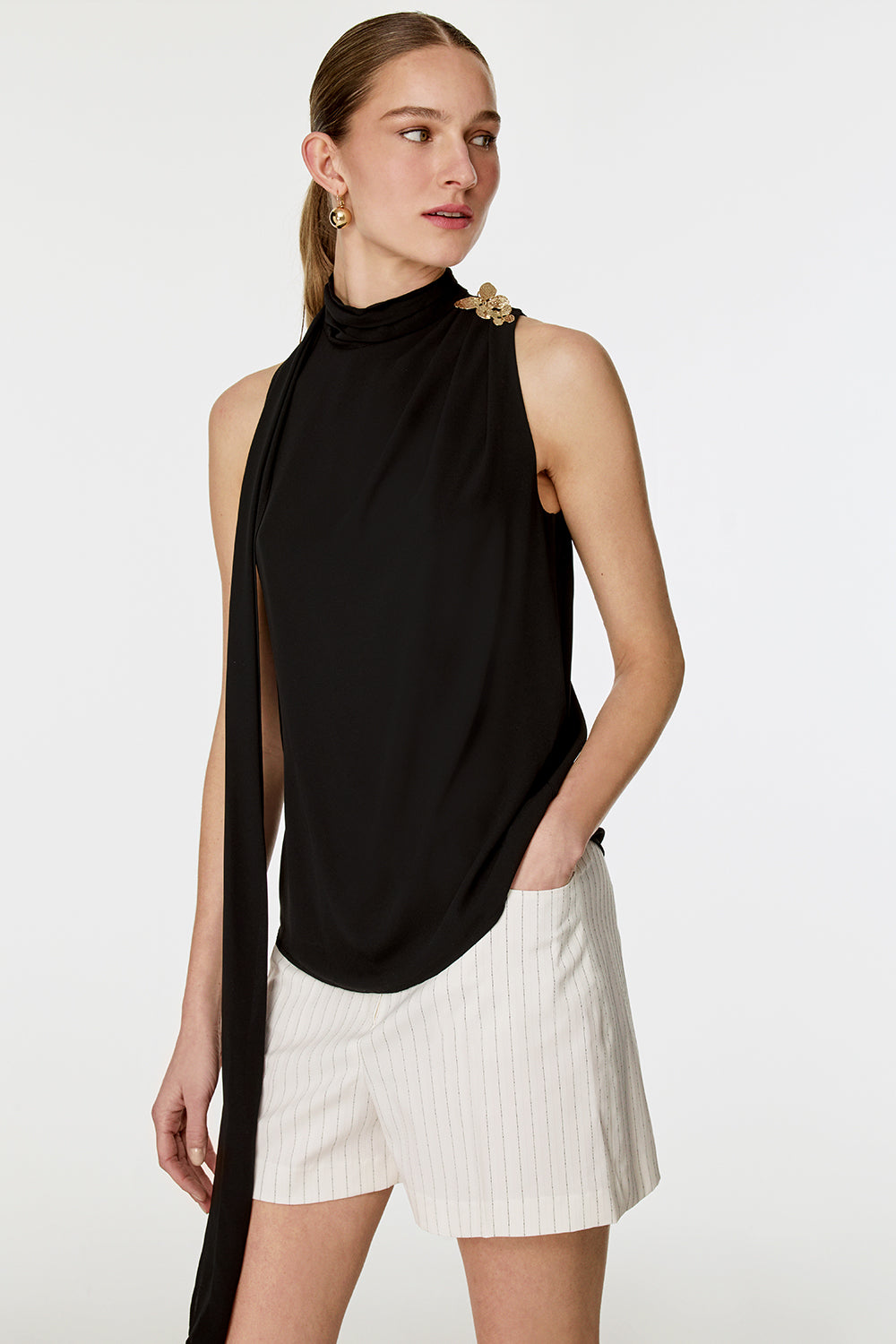 Yakası Flarlı Broşlu Bluz SİYAH