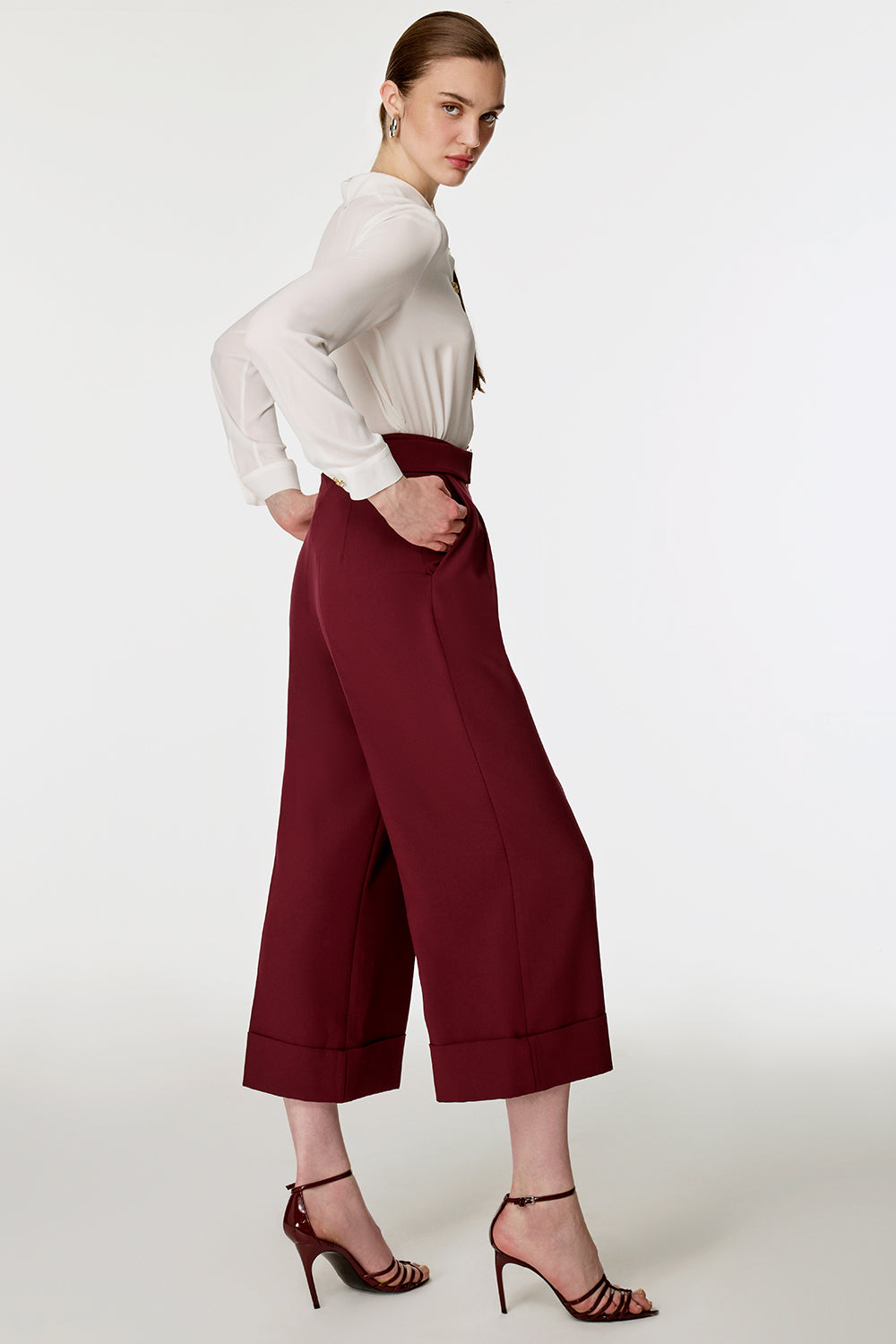 Kemer Detaylı Kısa Pantolon