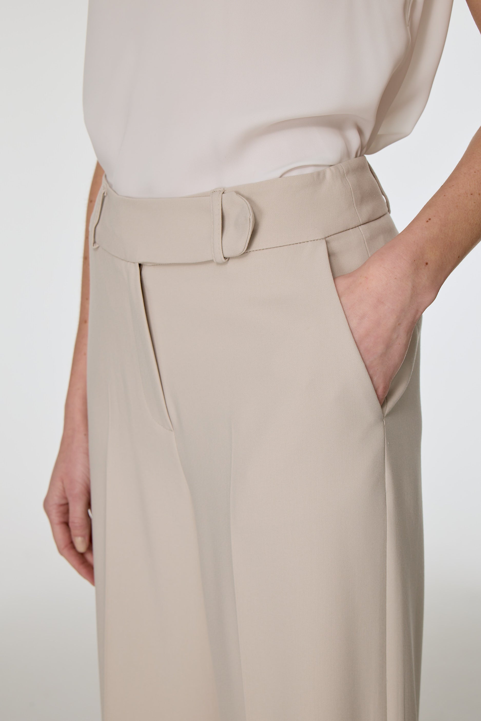 Arkası Lastikli Düz Paça Pantolon